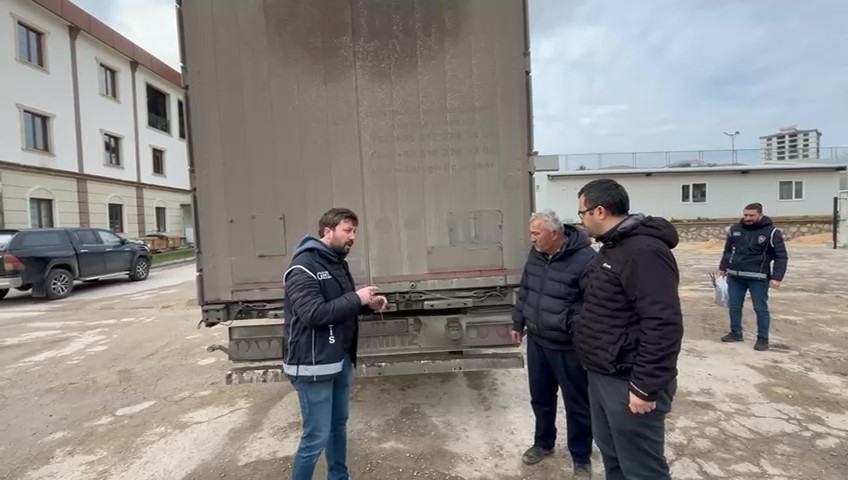 Amasya’da içinden 24 kaçak göçmen çıkan tırın sürücüsü tutuklandı