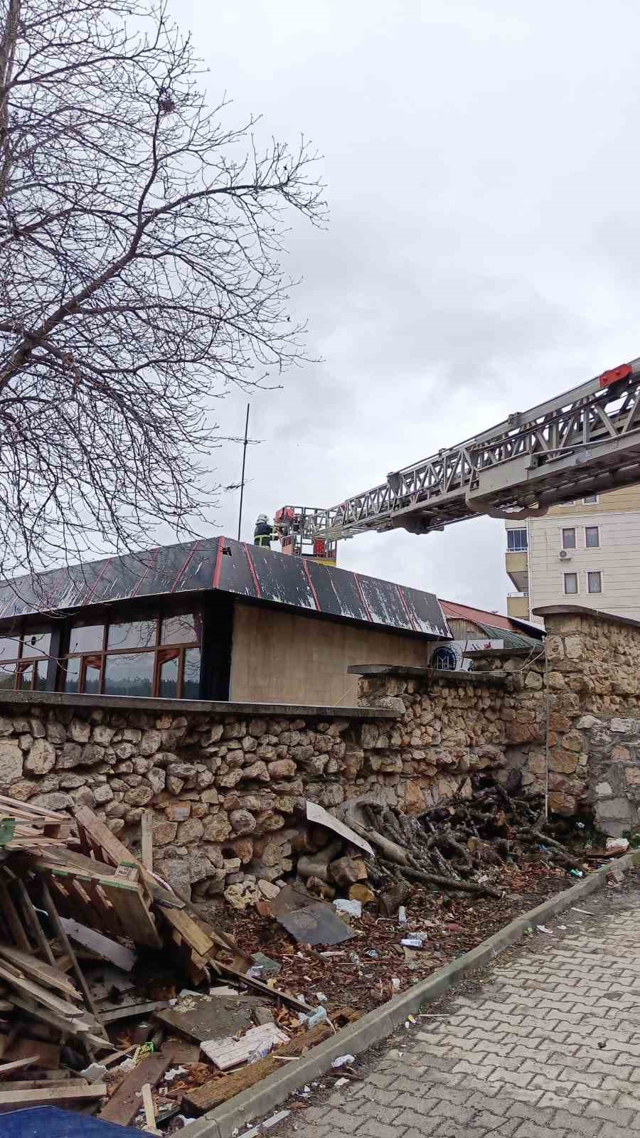 Baca yangının zamanında m&uuml;dahaleyle b&uuml;y&uuml;meden s&ouml;nd&uuml;r&uuml;ld&uuml;
