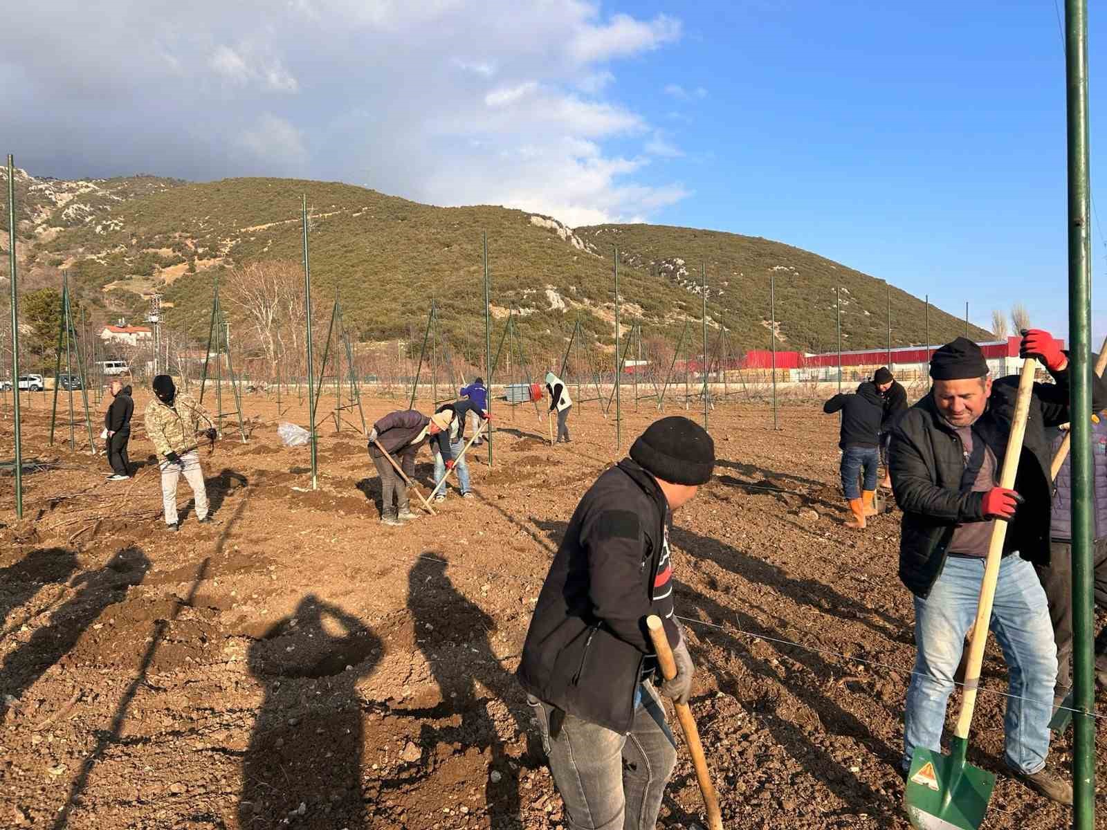 Eğirdir&rsquo;de &ccedil;ift&ccedil;ilere modern tarım y&ouml;ntemleri anlatıldı
