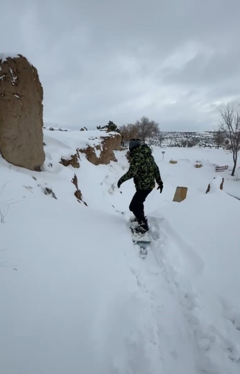 Peribacaları arasında kayak yaptı

