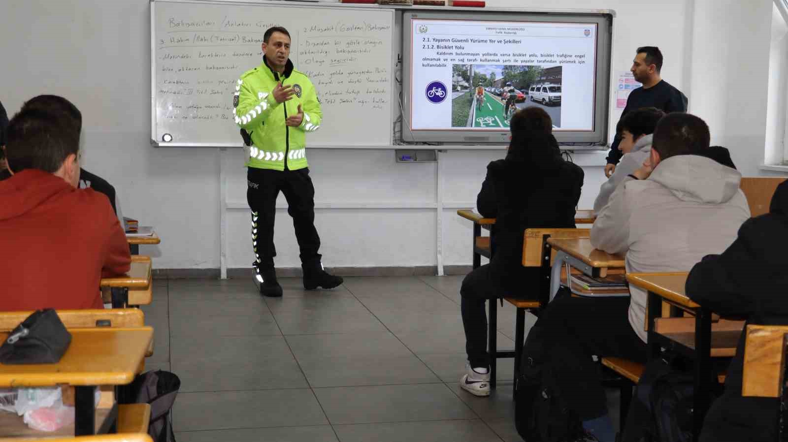 Öğrencilere trafik kuralları anlatıldı
