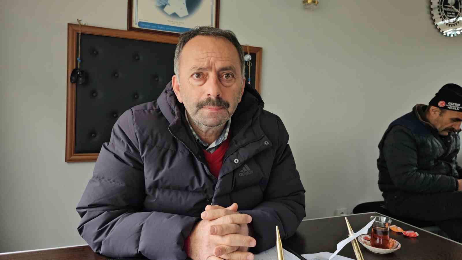 Yağışlar sonrası yol evin bahçesine çöktü, ulaşım tek şeritten sağlanacak
