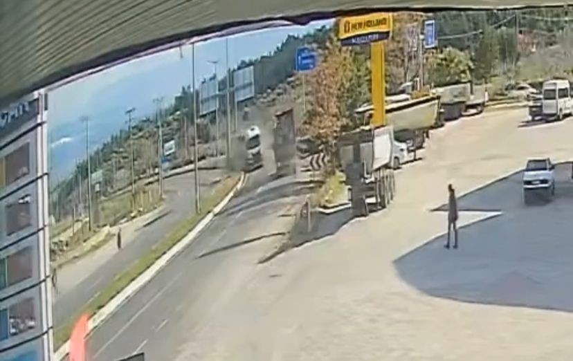 İki tırın kafa kafaya çarpıştığı kaza anı güvenlik kamerasında