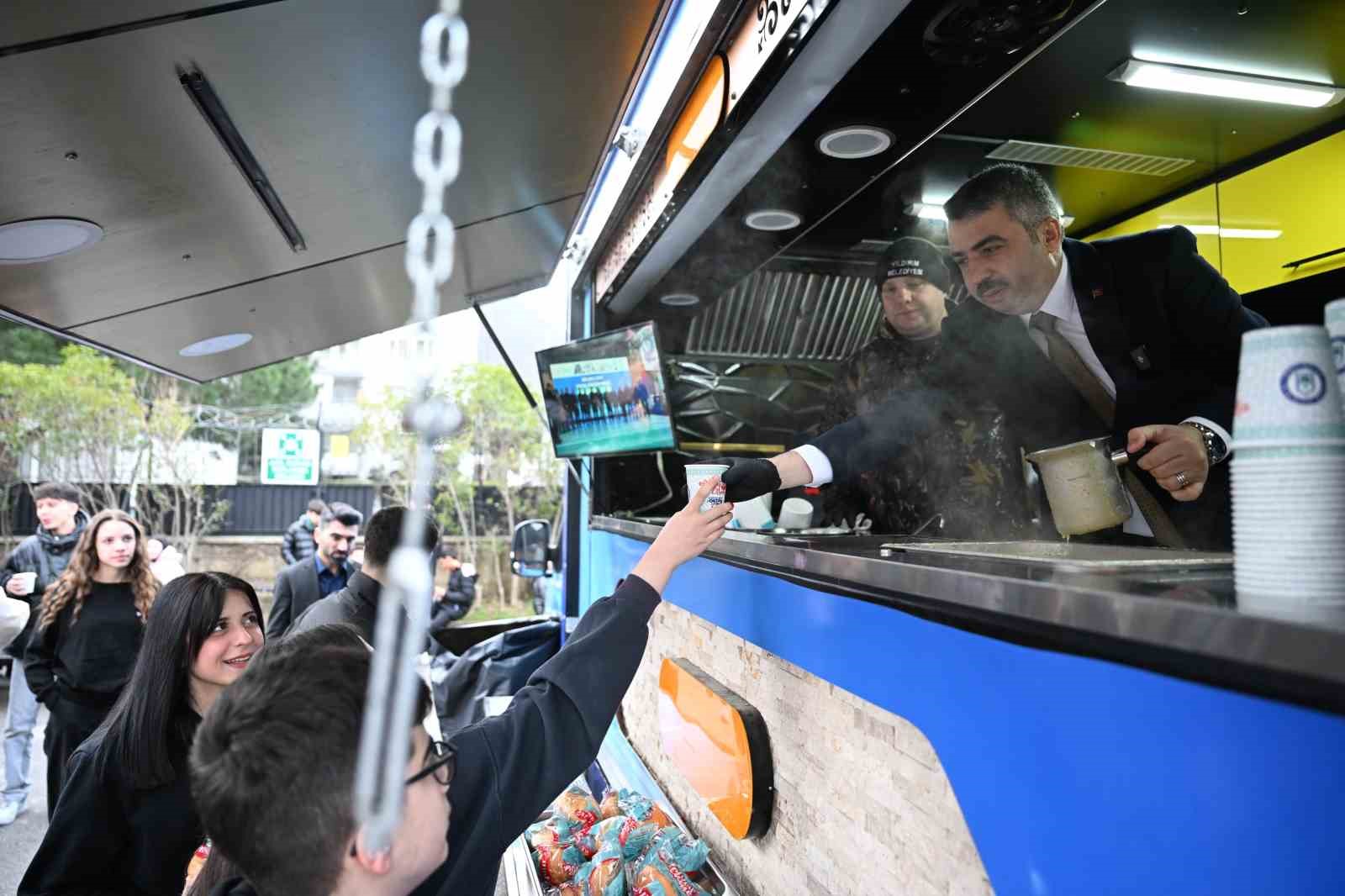 Başkan Yılmaz mesaisine öğrenciler ile başladı
