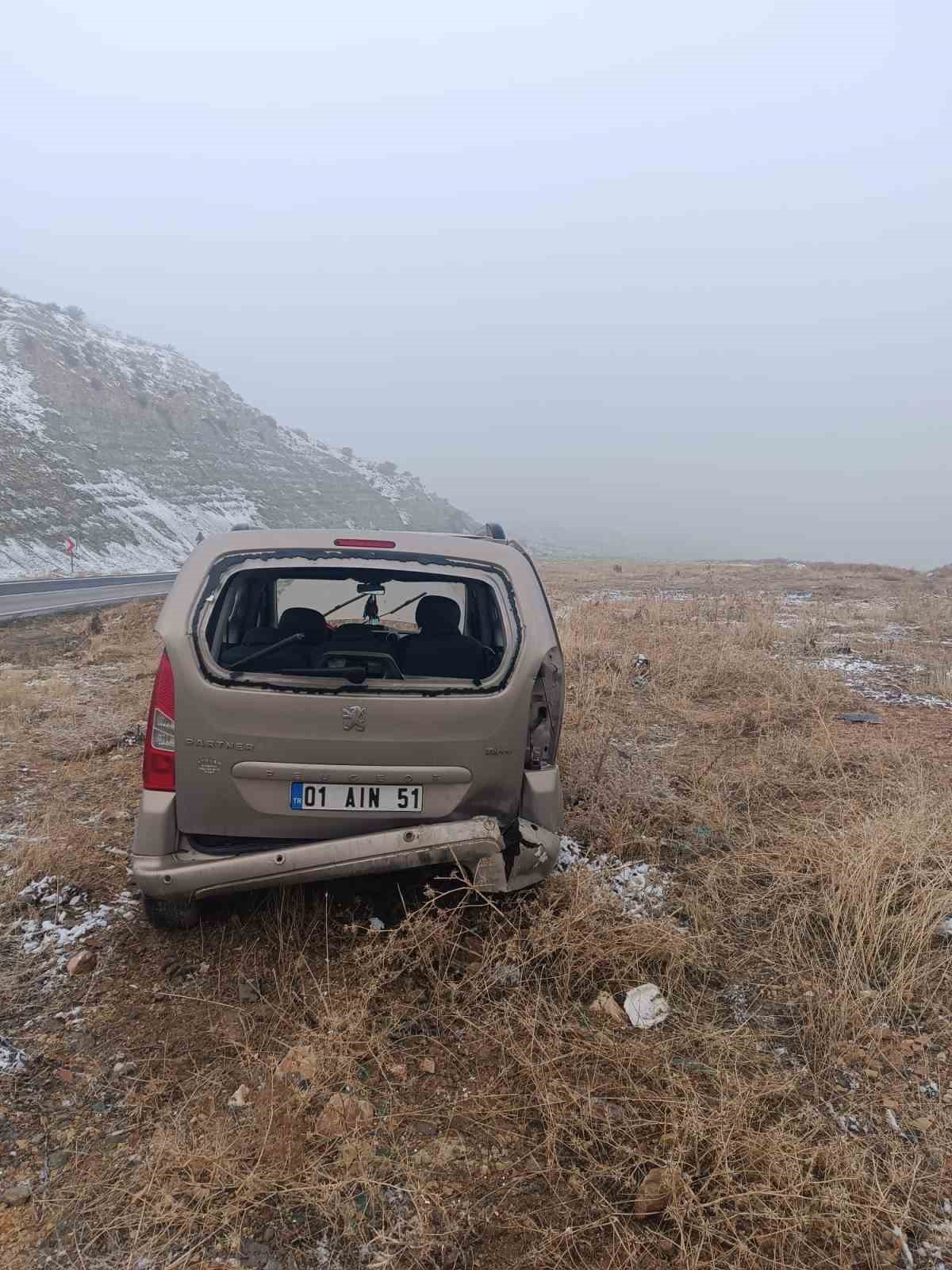 Buzlu yolda kayan araç şarampole devrildi: 2 yaralı
