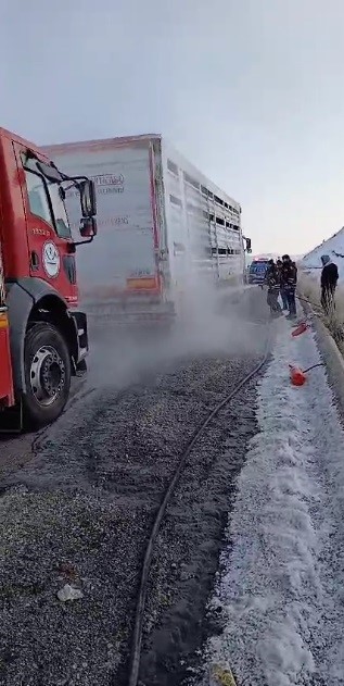 Sarıkamış’ta lastiği patlayan tır alev aldı