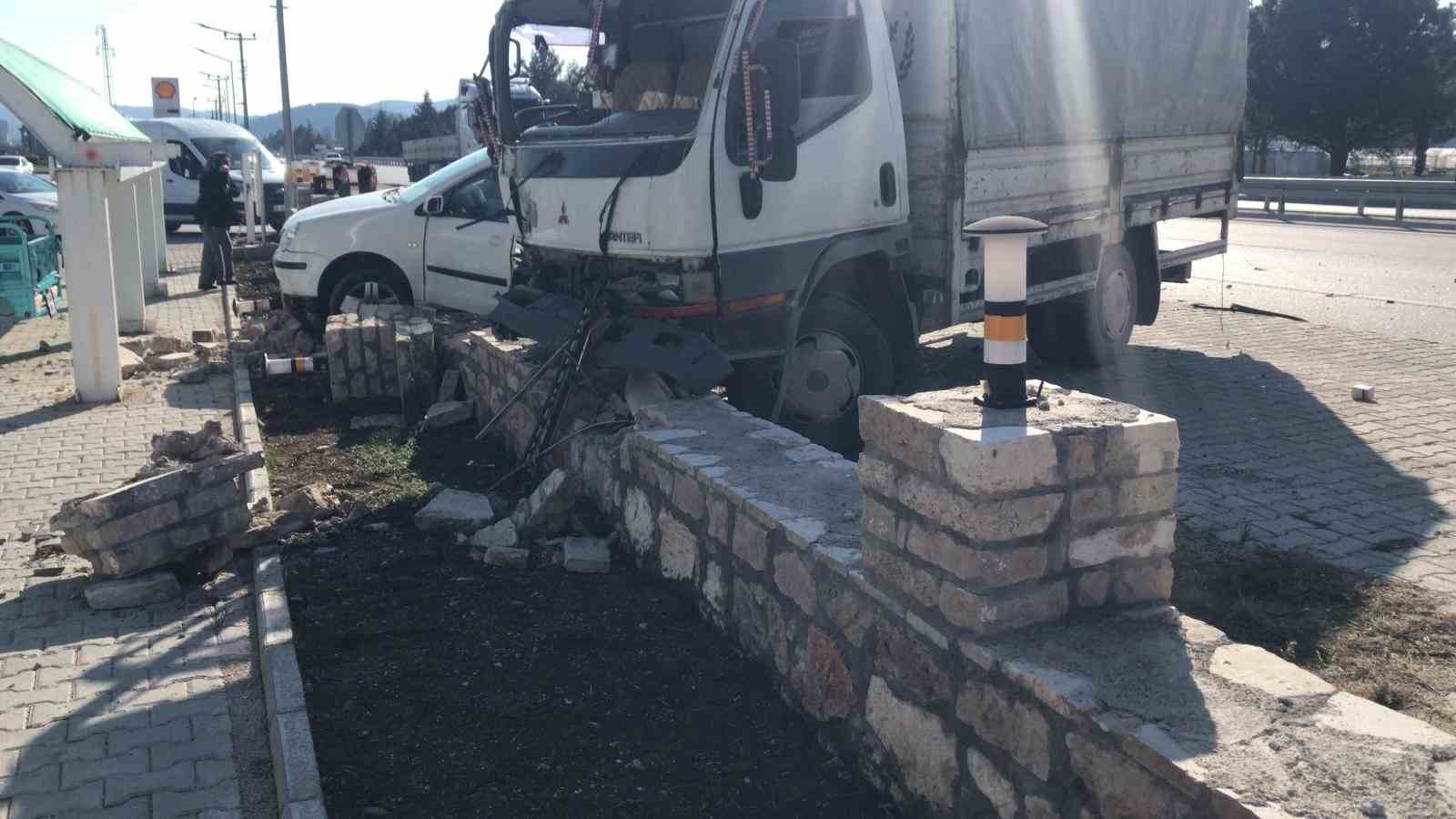 Burdur’da kamyonet ile otomobil çarpıştı: 4 yaralı