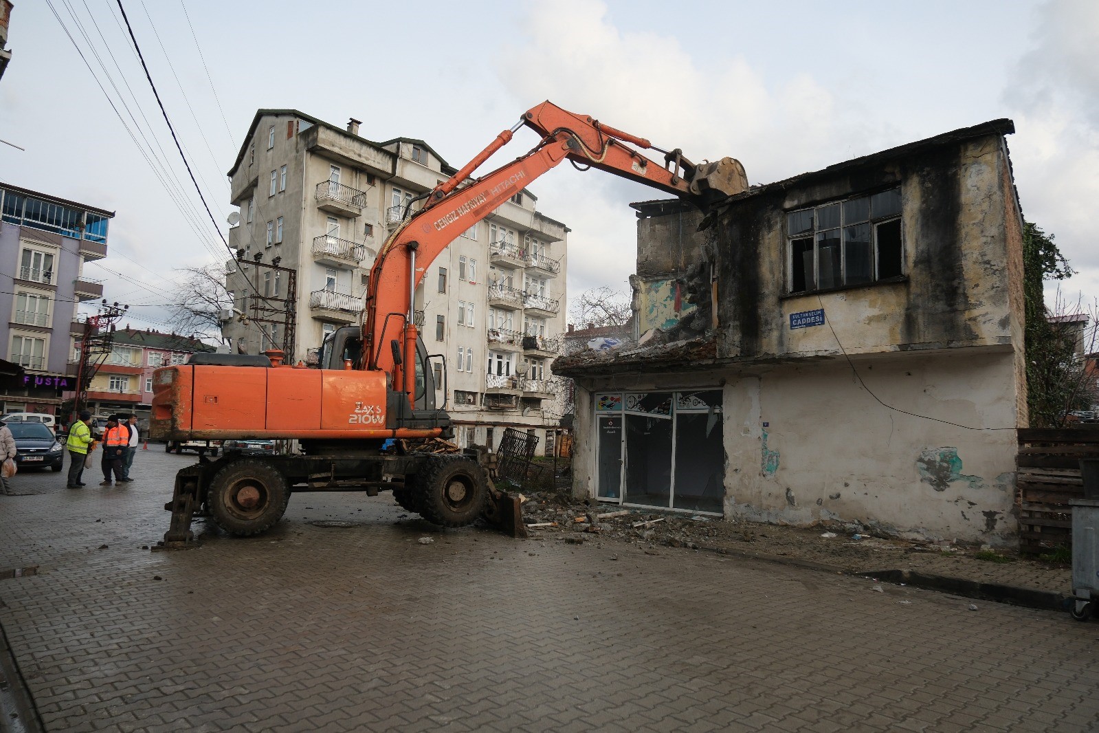 Terme’de metruk binalar tek tek yıkılıyor
