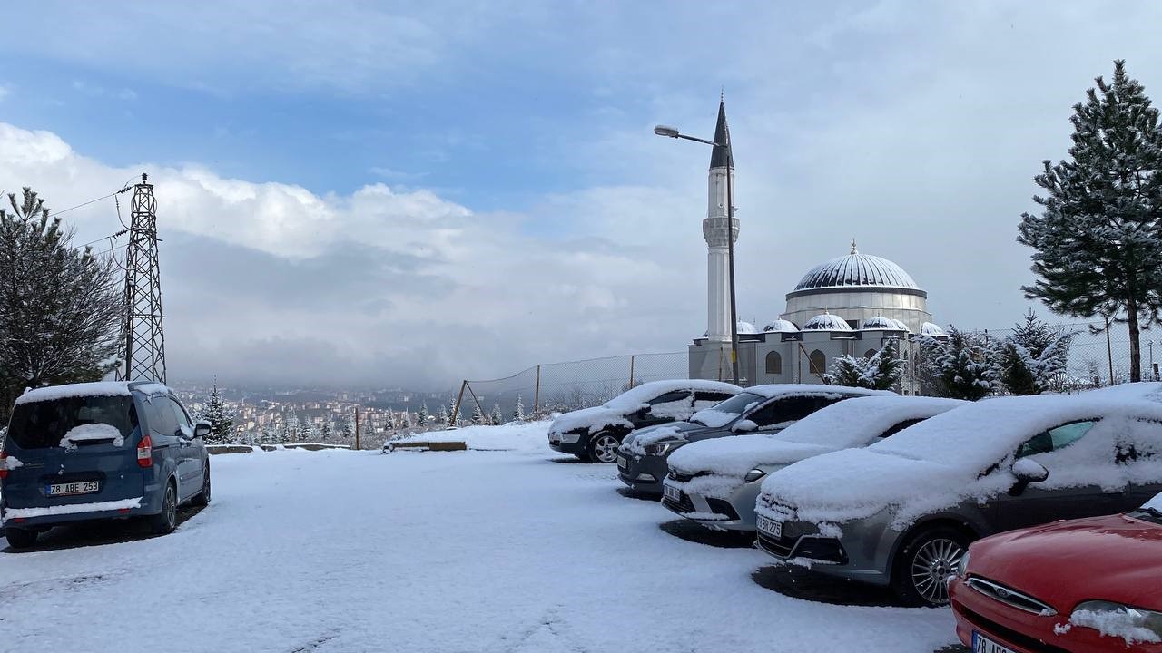 Kar yağışı sonrası kentte siyah beyaz renkler hakim oldu
