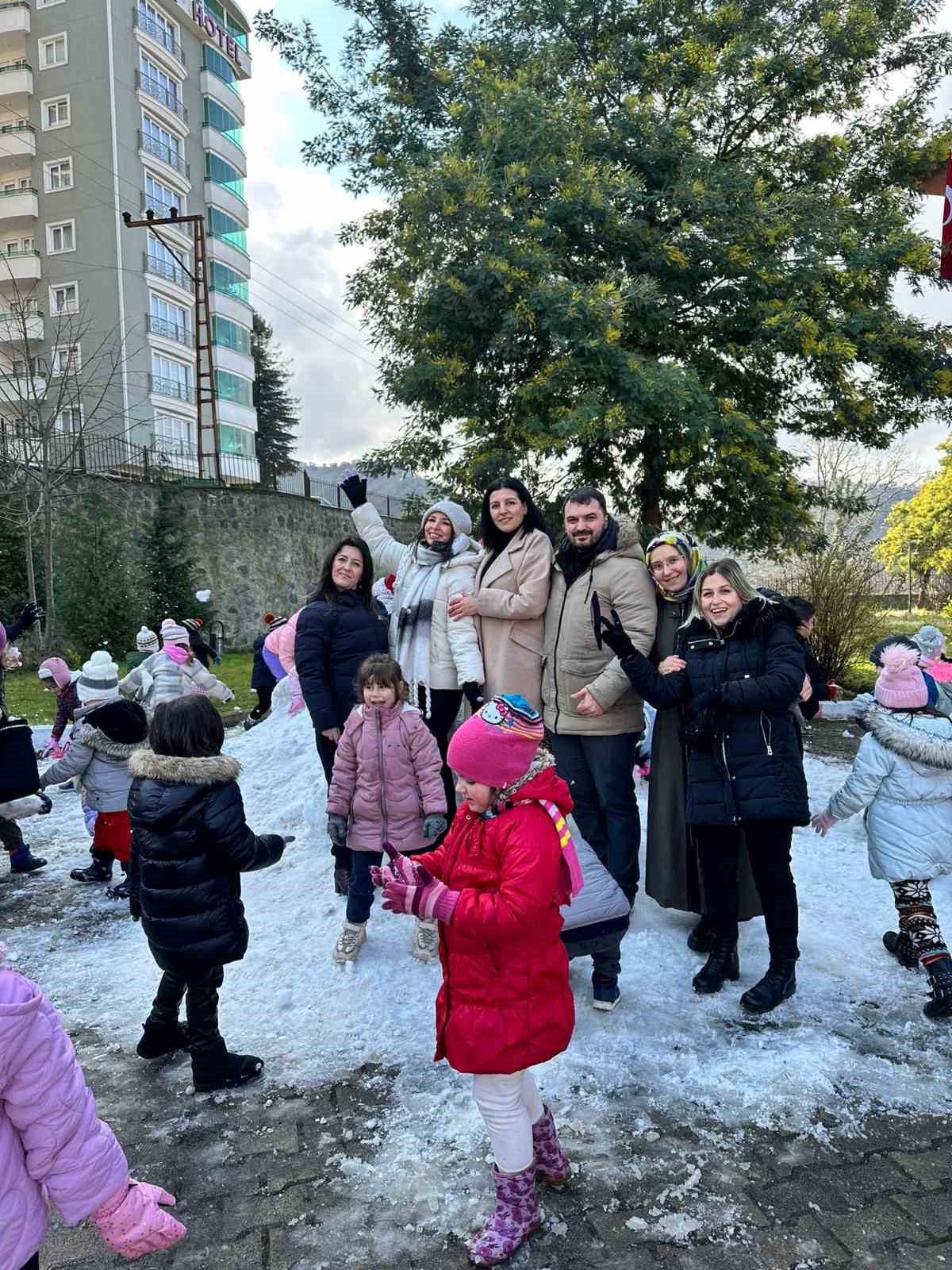 Anaokulu öğrencileri için kamyonla kar getirdiler