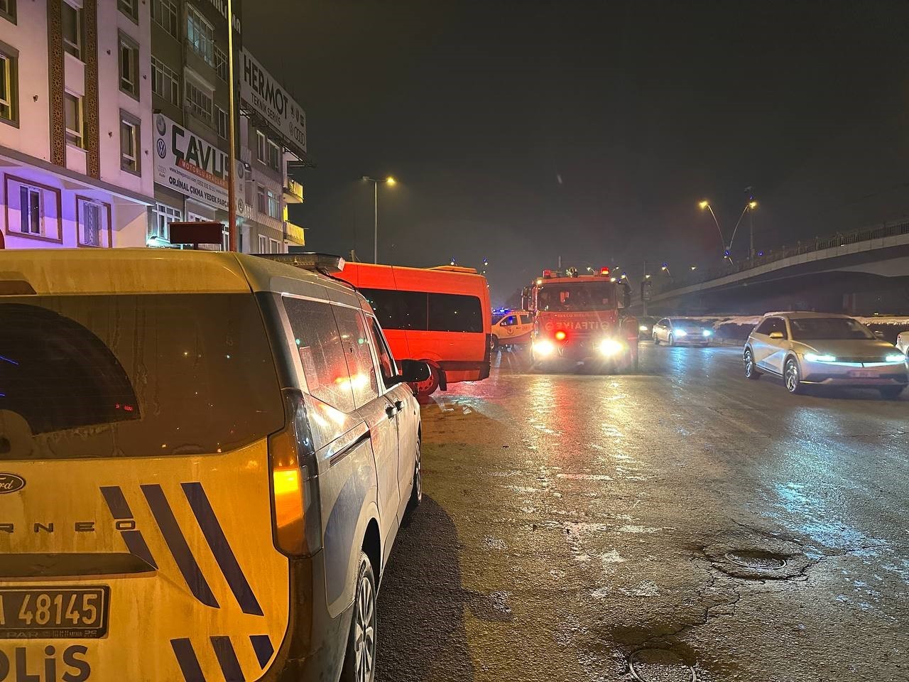 İşçi servisi ışıkta bekleyen 5 araca çarptı: 7 yaralı