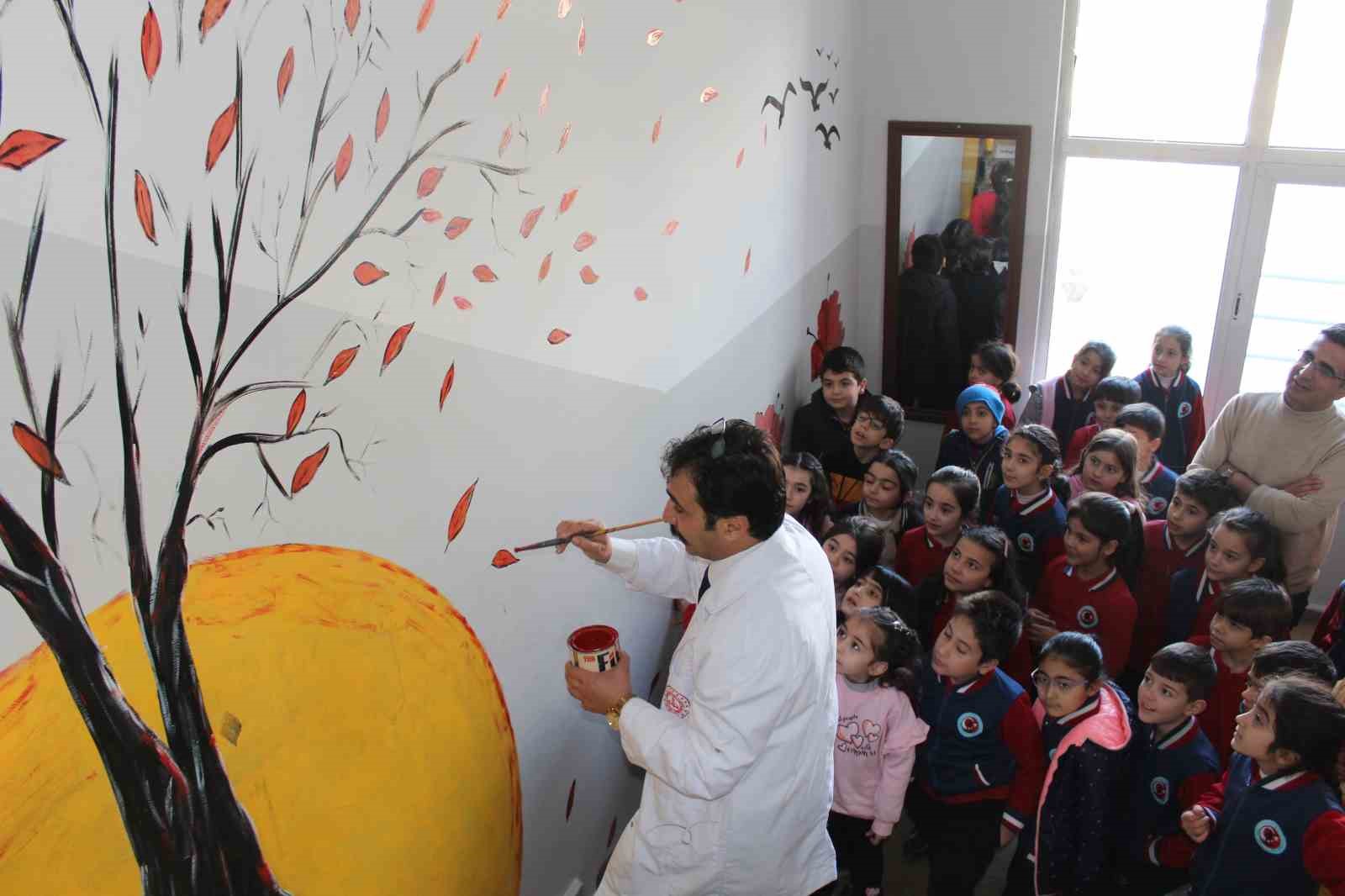 Siirt&rsquo;te &ouml;ğrenciler sanat dolu duvarlar arasında eğitim g&ouml;r&uuml;yor
