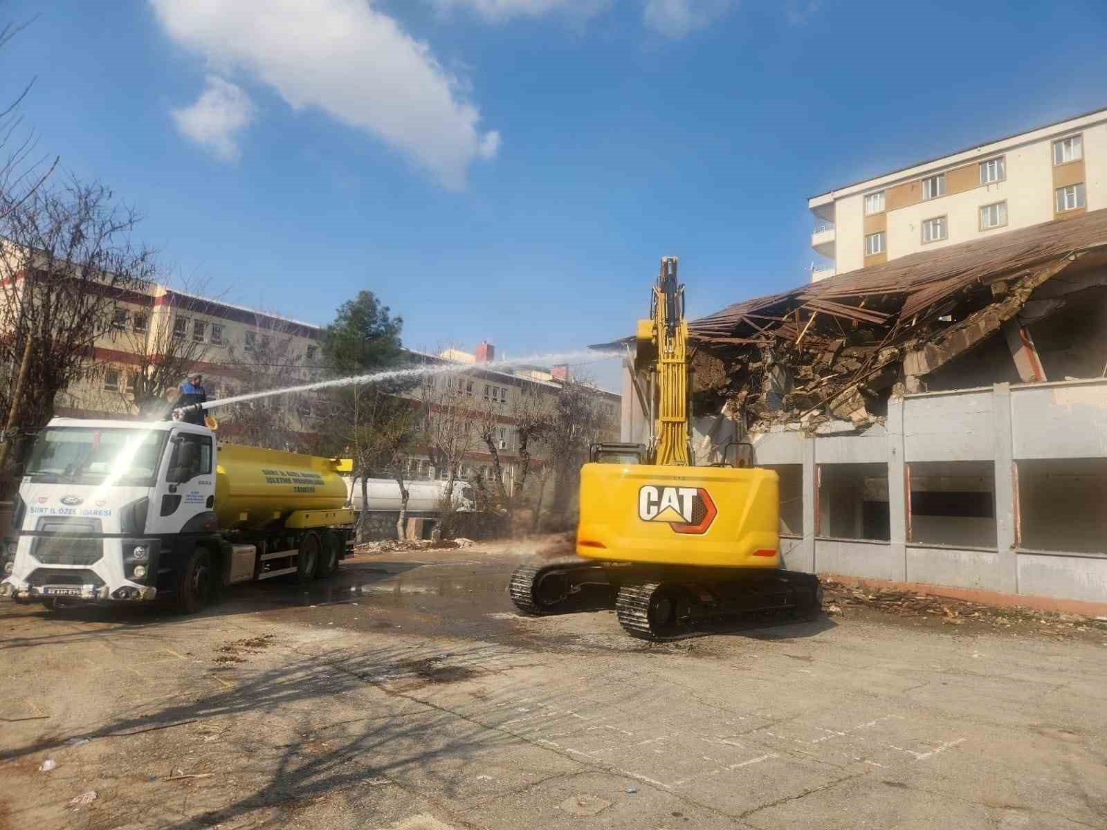 Siirt’te metruk binaların yıkımı devam ediyor