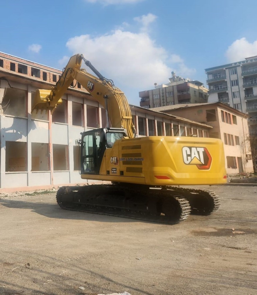 Siirt&rsquo;te metruk binaların yıkımı devam ediyor
