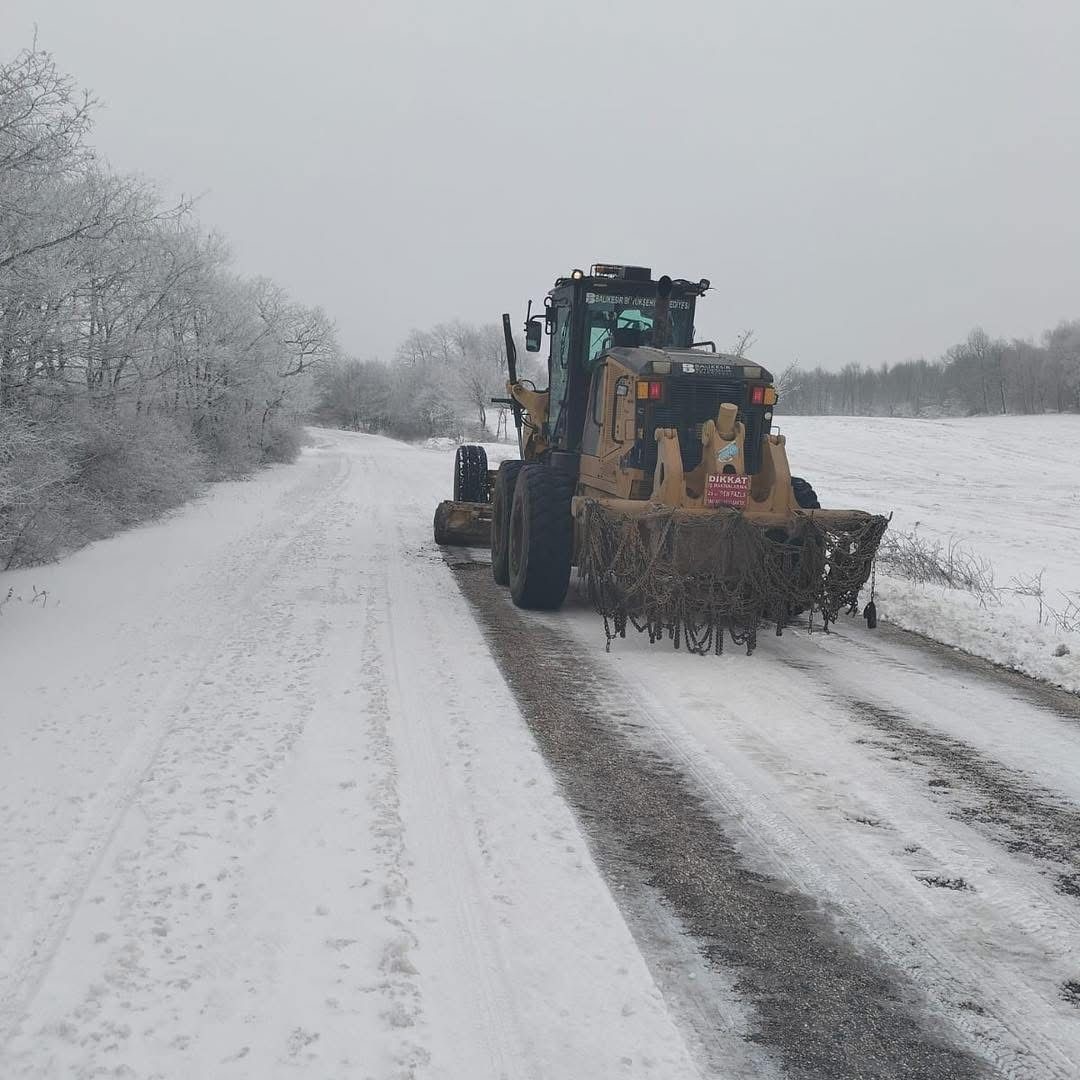 Gönen’de karla mücadele çalışmaları sürüyor