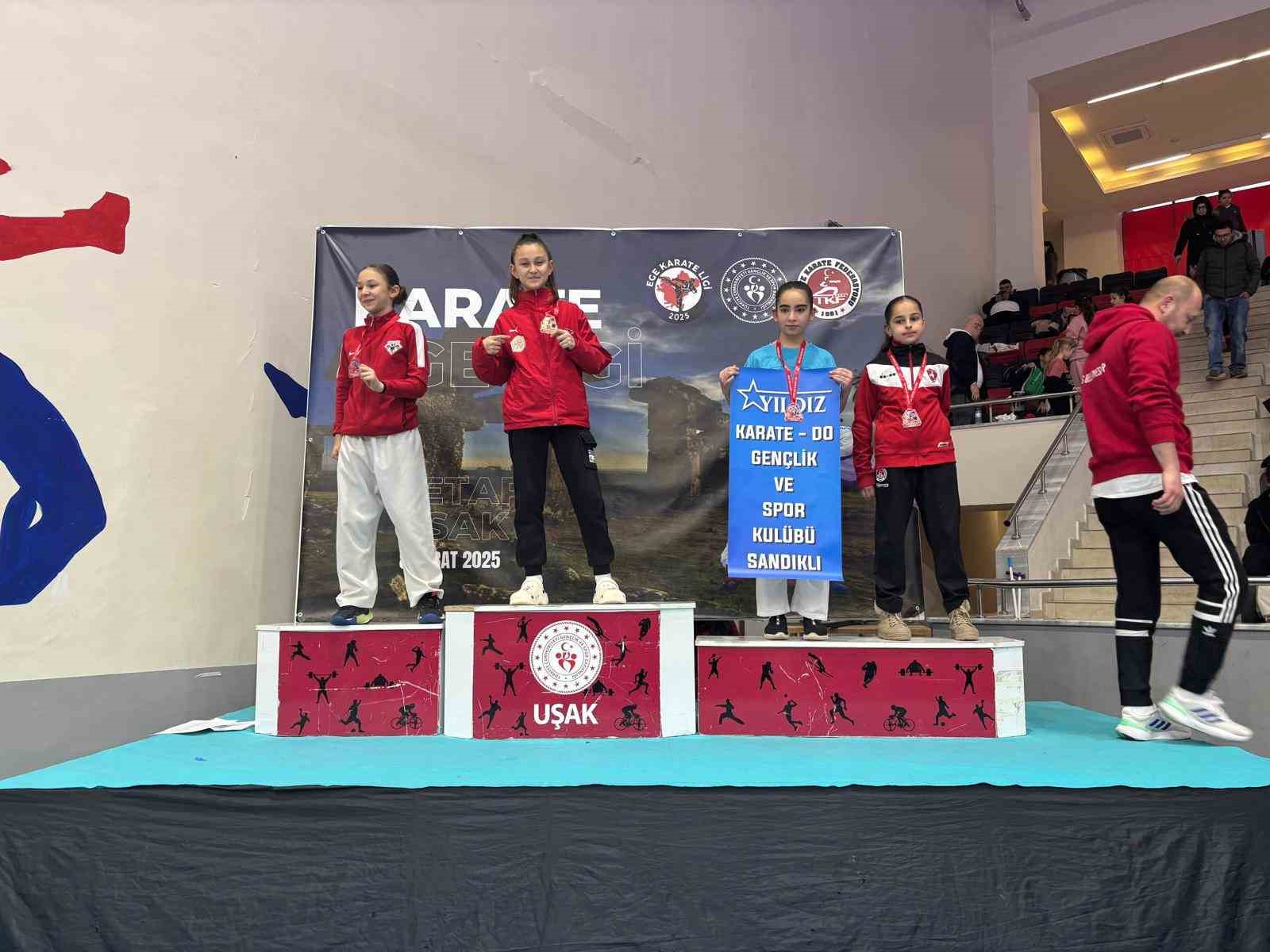 Manyaslı karateciler Ege Karate Ligi’nden madalyalarla döndü