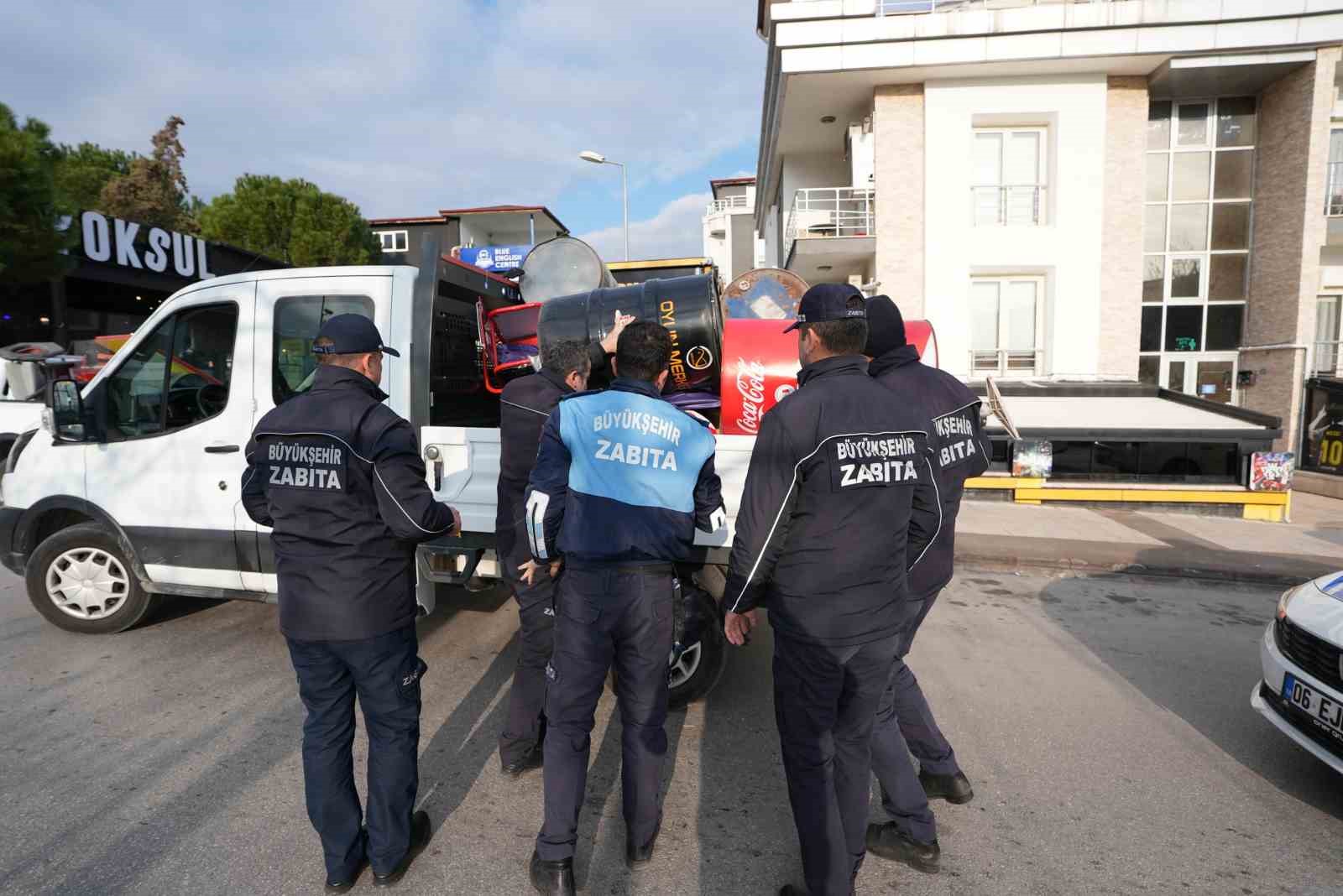 Denizli B&uuml;y&uuml;kşehir Zabıtası kaldırım işgallerine ge&ccedil;it vermiyor
