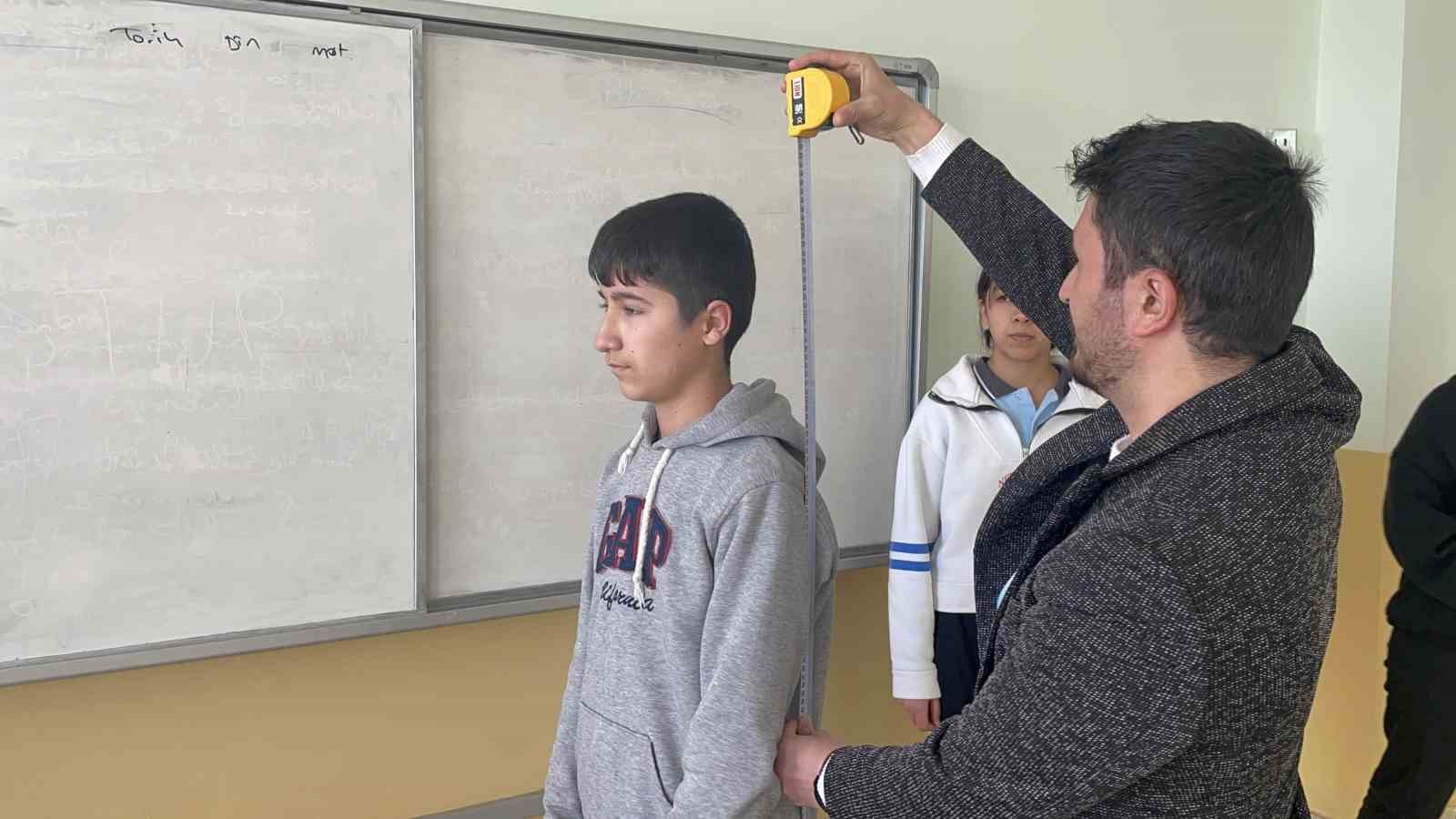 Malazgirt&rsquo;te skolyoz taramaları s&uuml;r&uuml;yor
