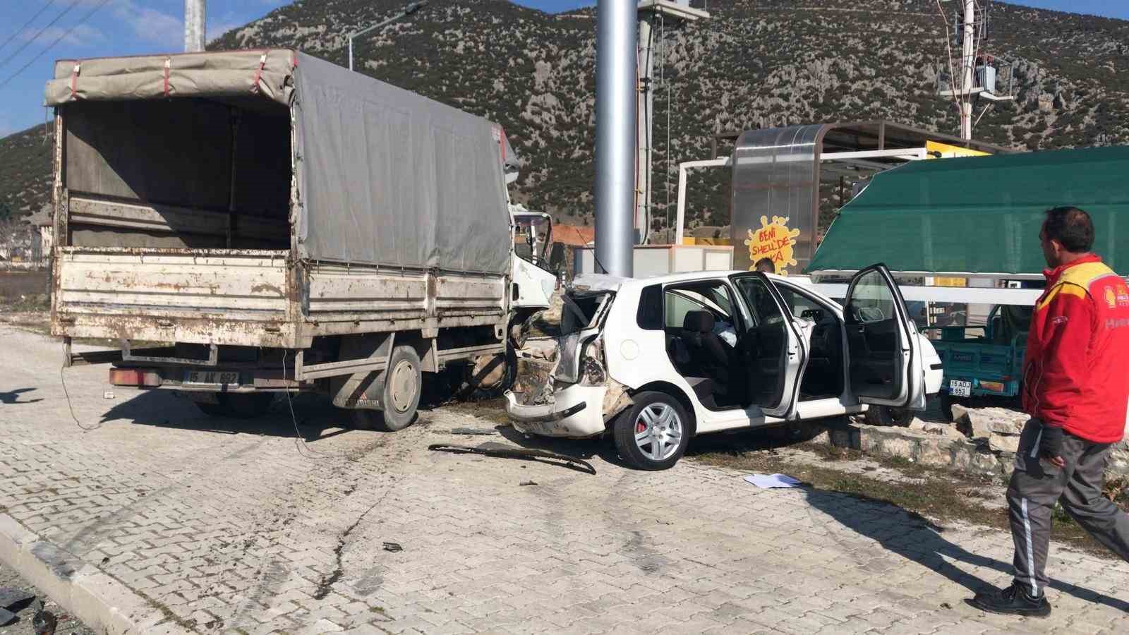 Burdur’da kamyonet ile otomobil çarpıştı: 4 yaralı