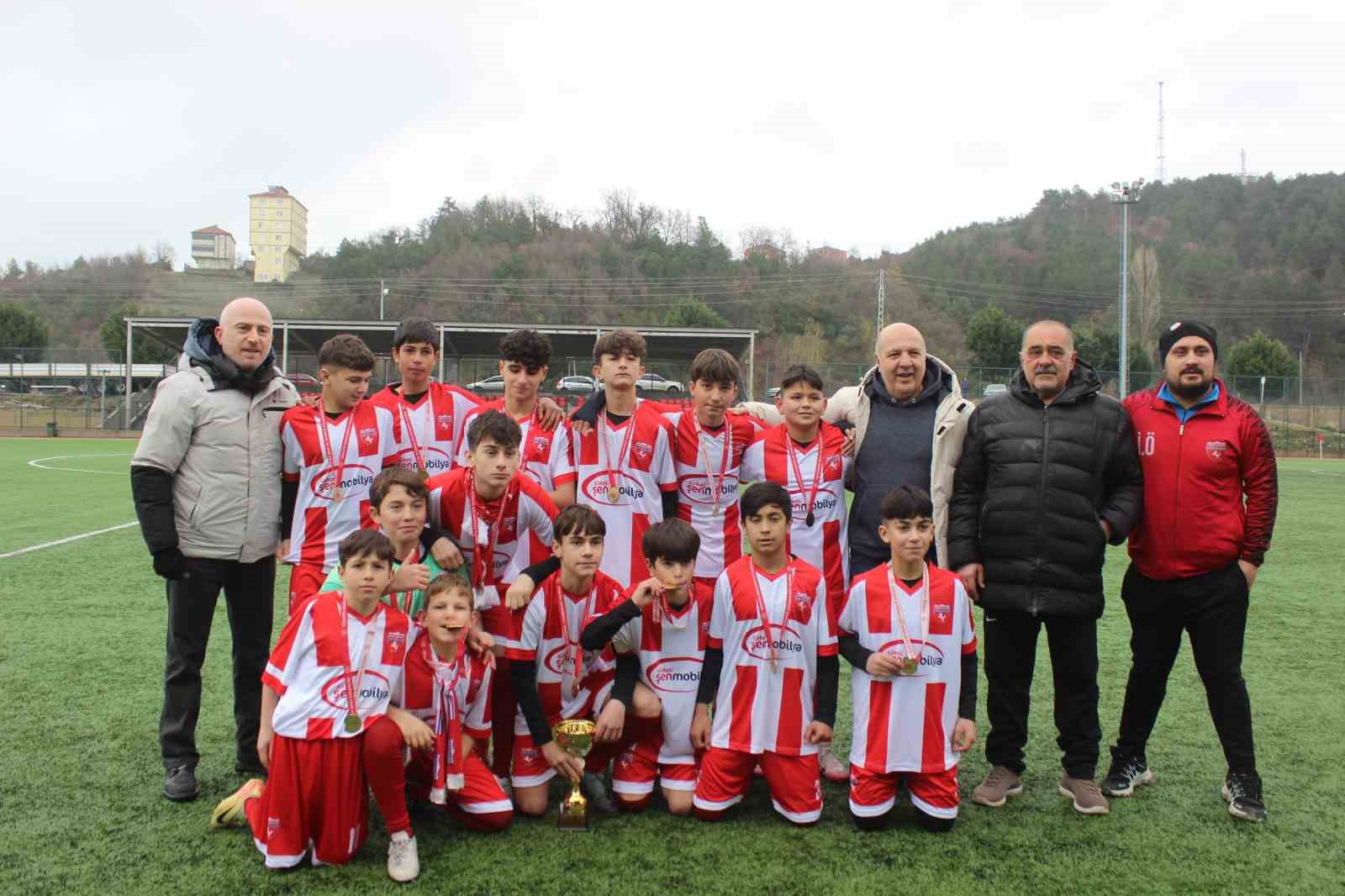 T&uuml;rkeli BES, U-14 şampiyonluk kupasını kaldırdı

