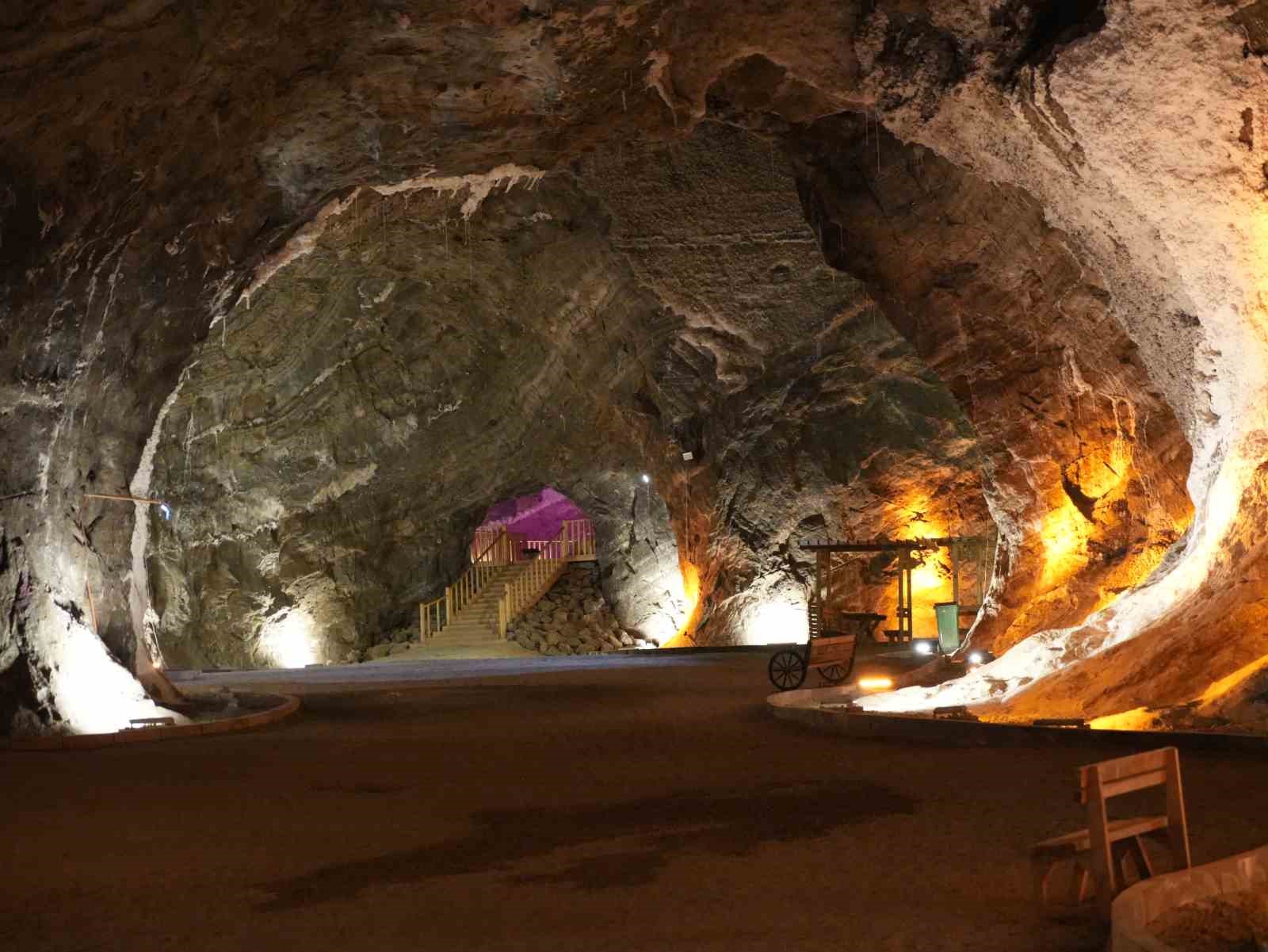 Iğdır&rsquo;daki Tuz Mağaraları kış aylarında ziyaret&ccedil;ilerini ağırlıyor
