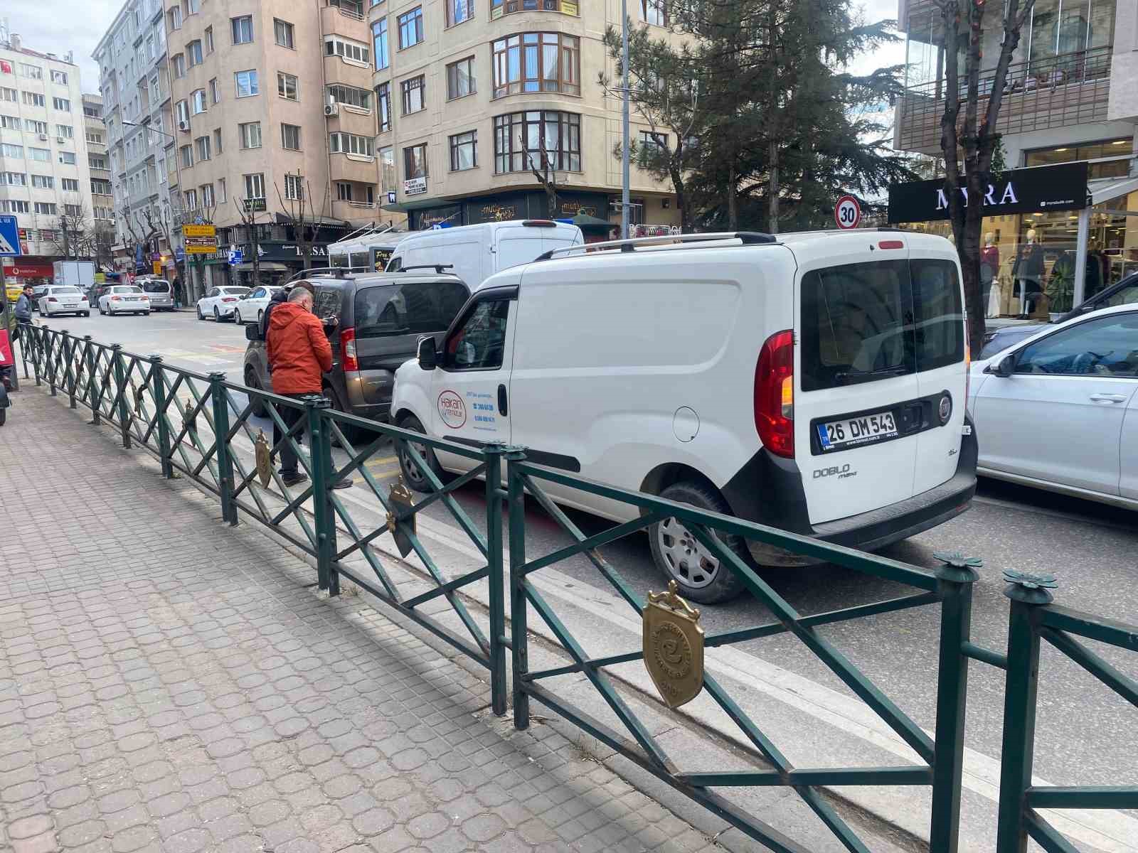 Kaza sonrası trafiğin tıkanmaması için gayret eden sürücüler takdir topladı