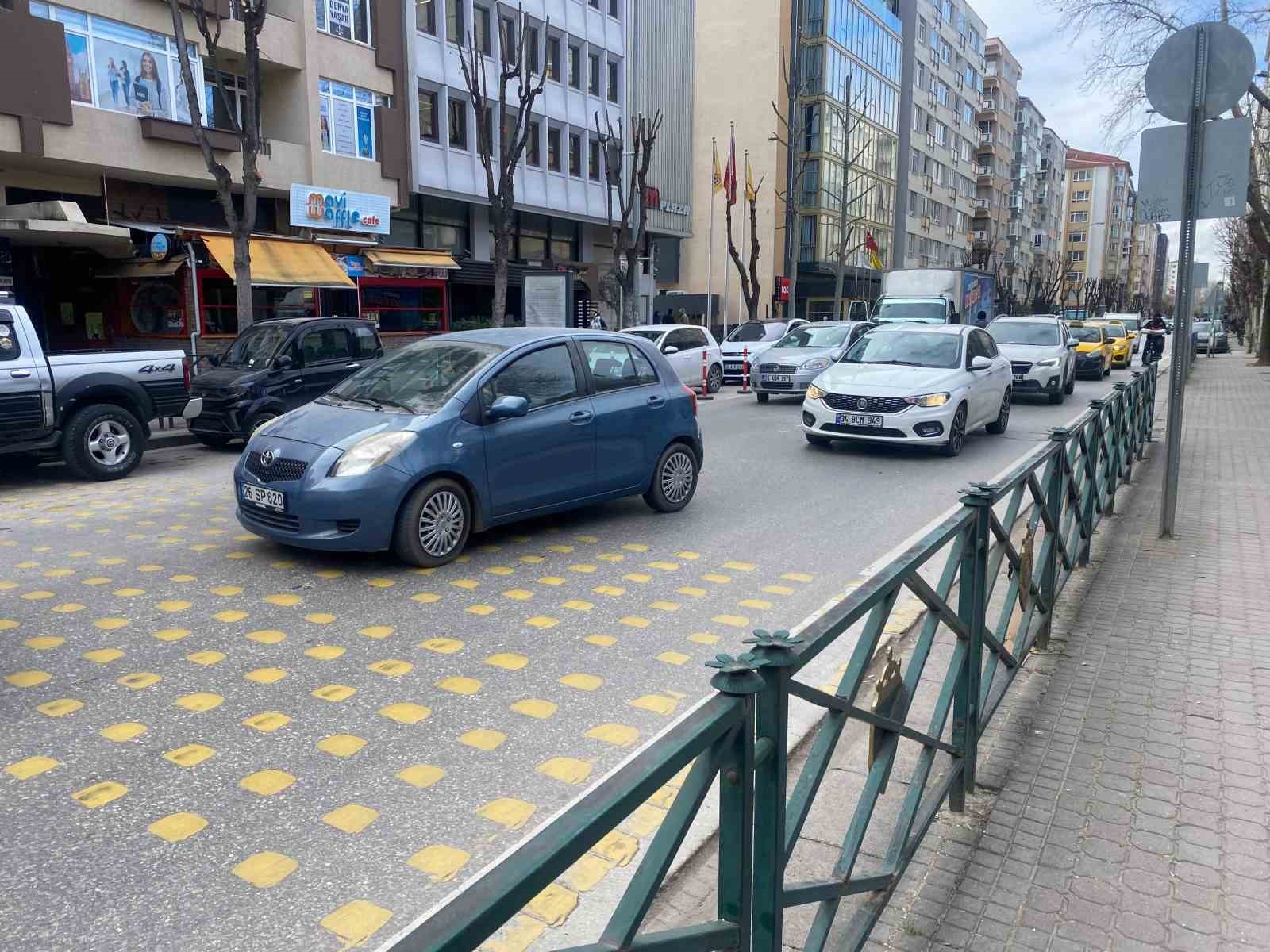Kaza sonrası trafiğin tıkanmaması i&ccedil;in gayret eden s&uuml;r&uuml;c&uuml;ler takdir topladı
