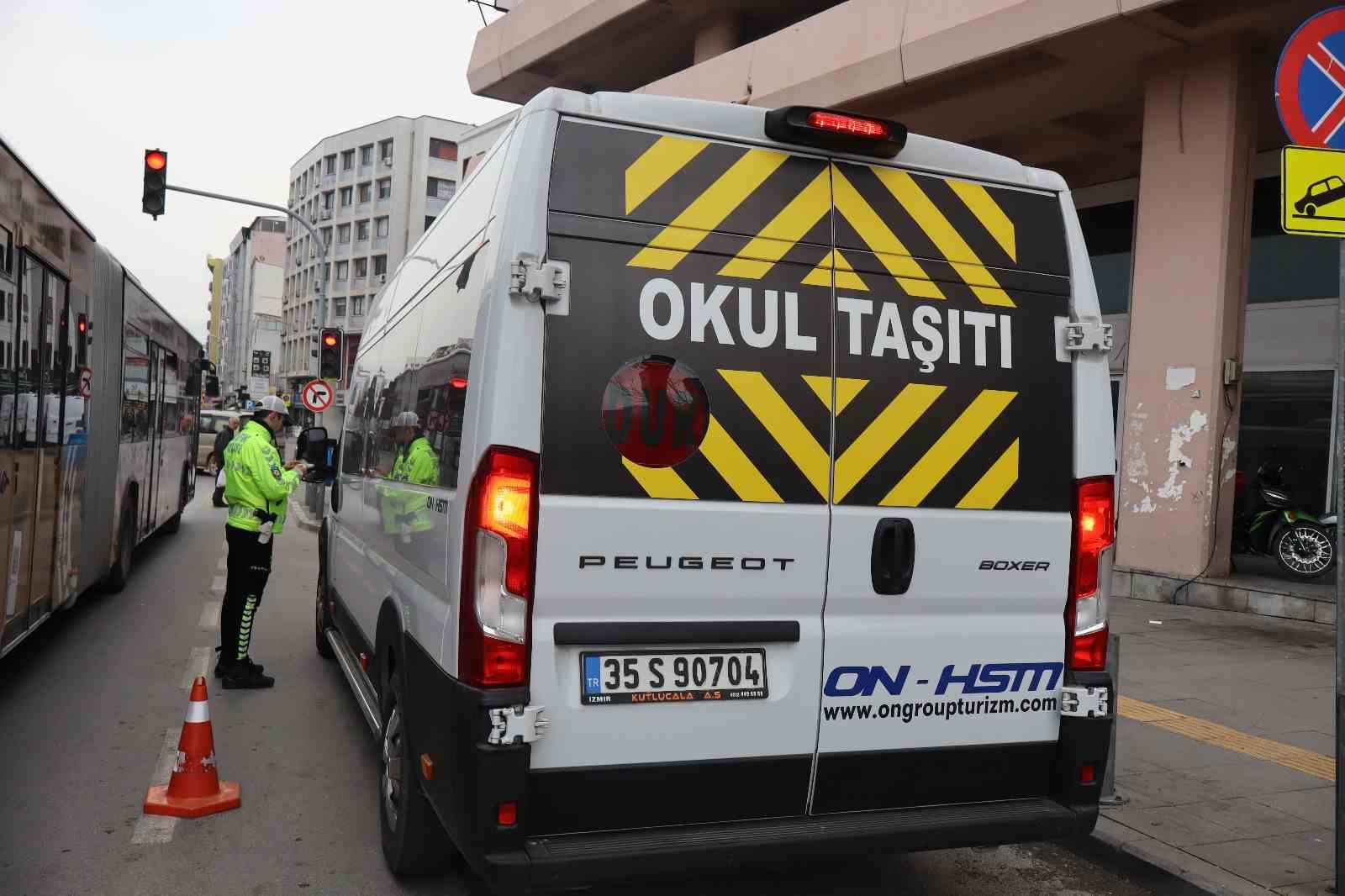 İzmir’de okul servislerine sıkı denetim: 38’i trafikten men edildi