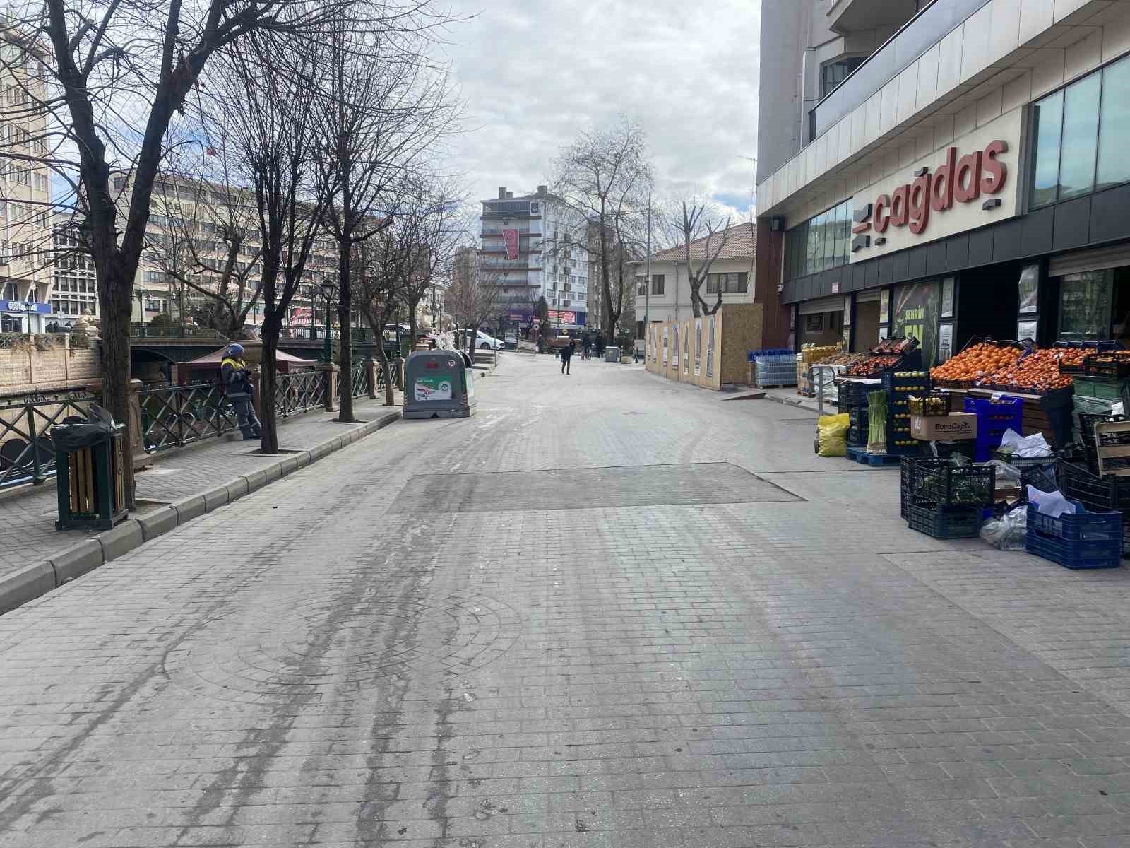 Sıcaklık eksi derecelere d&uuml;ş&uuml;nce Eskişehir&rsquo;in işlek caddesi sessizleşti
