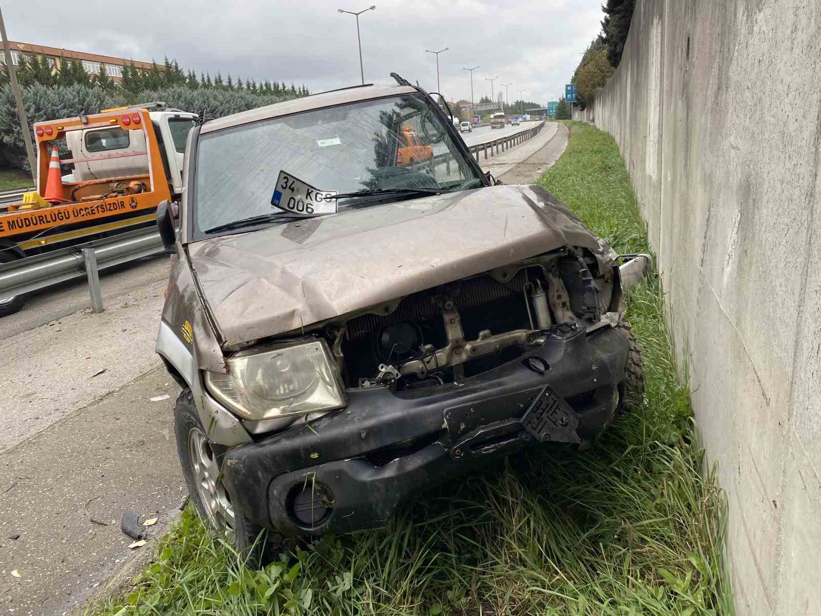 Cip bariyere çarparak duvara tosladı: 2 yaralı
