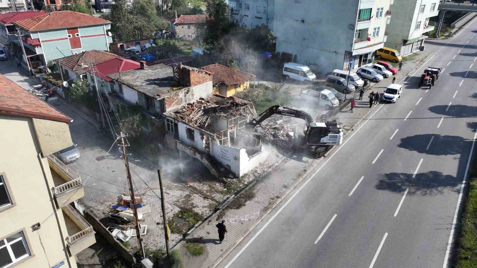 Terme’de metruk binalar tek tek yıkılıyor