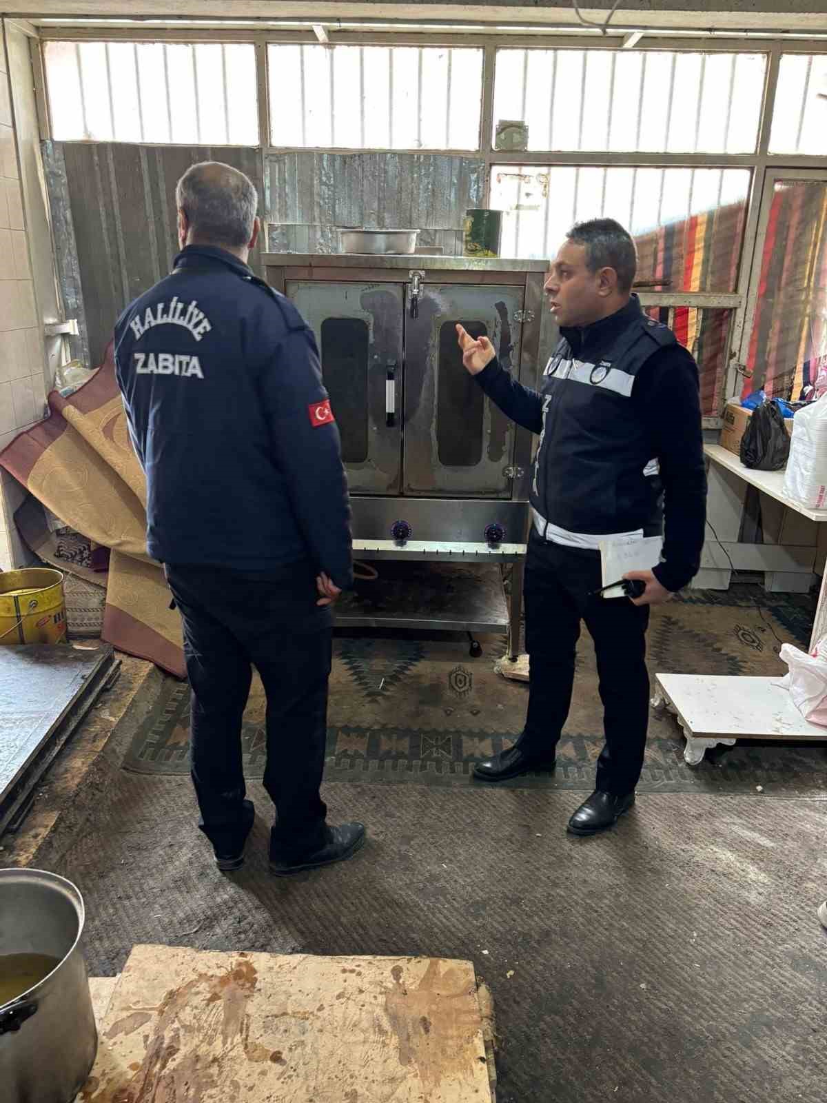 Aranan şahıs i&ccedil;in baskın yapılan tatlıcıda hijyen kurallarının hi&ccedil;e sayıldığı tespit edildi
