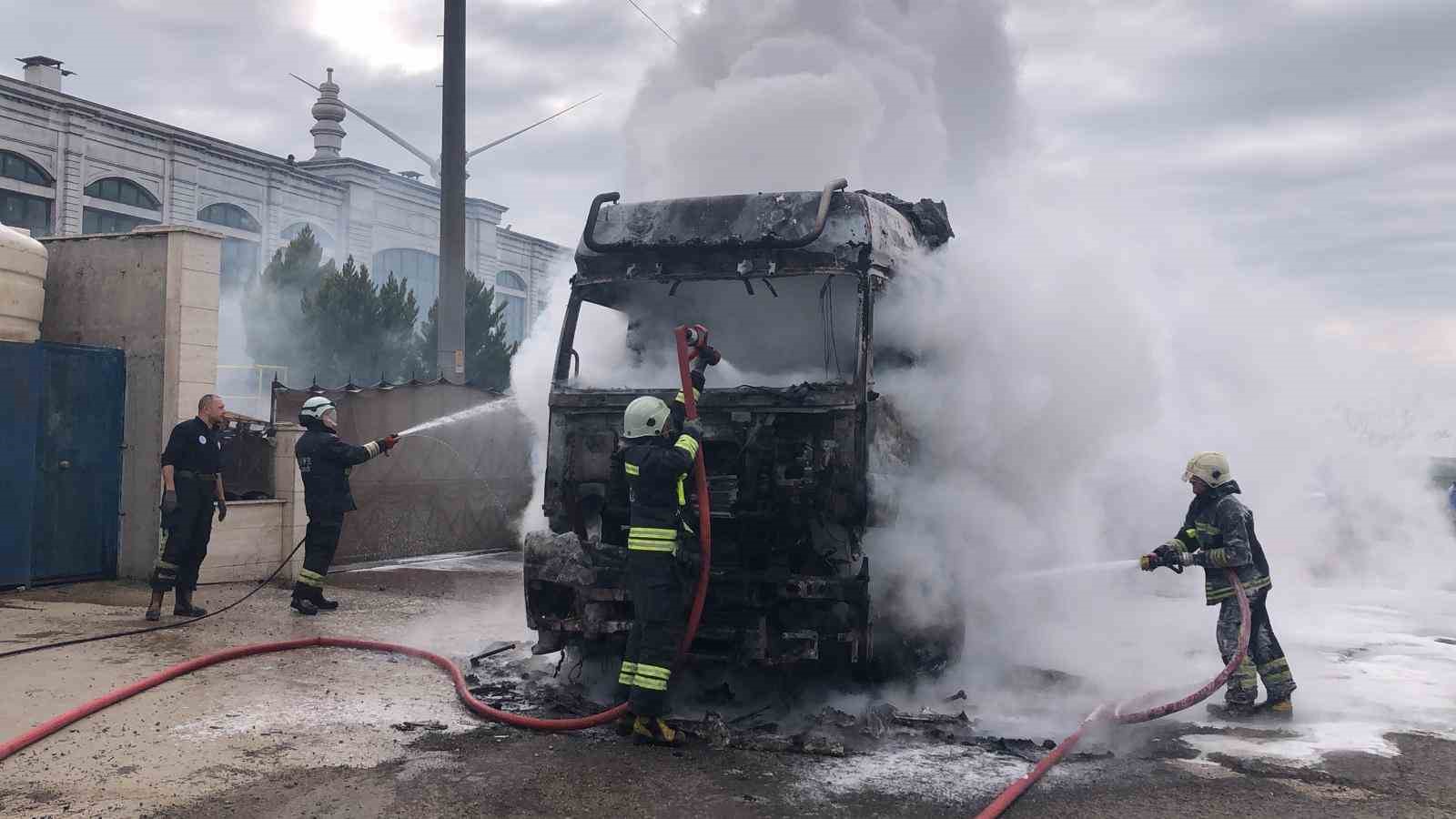 Tekirdağ&rsquo;da tır alev topuna d&ouml;nd&uuml;
