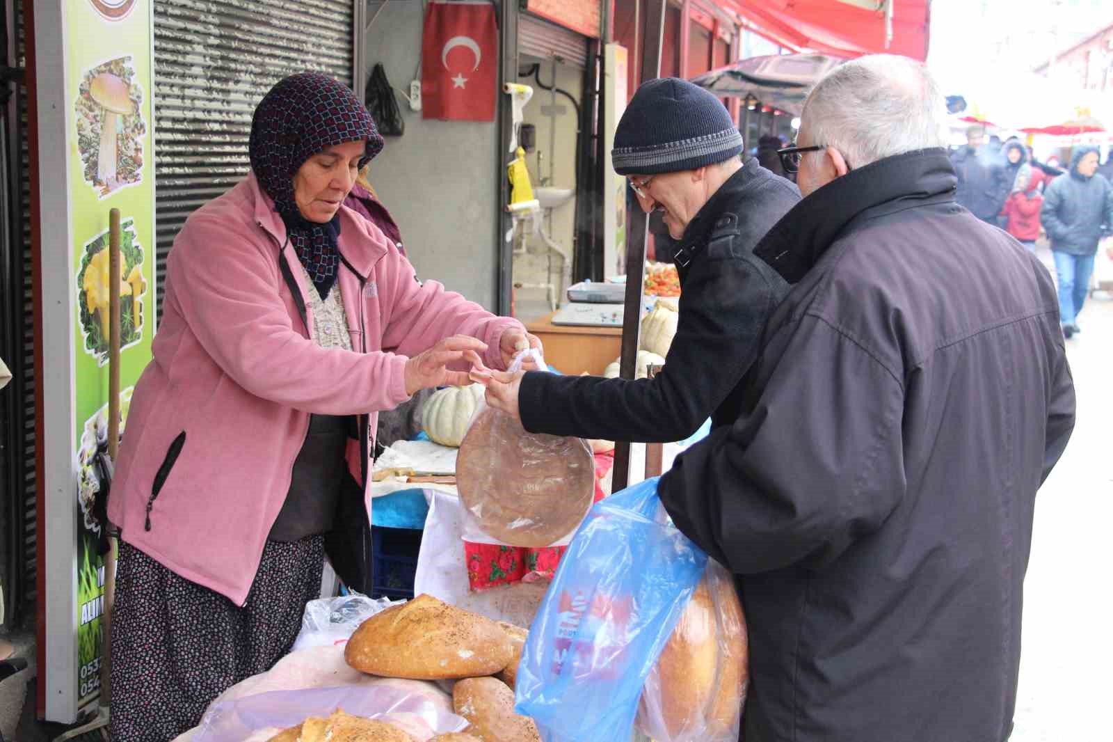 Soğuk havaya ve yaşına rağmen "Ekmek parası" kazanıyor