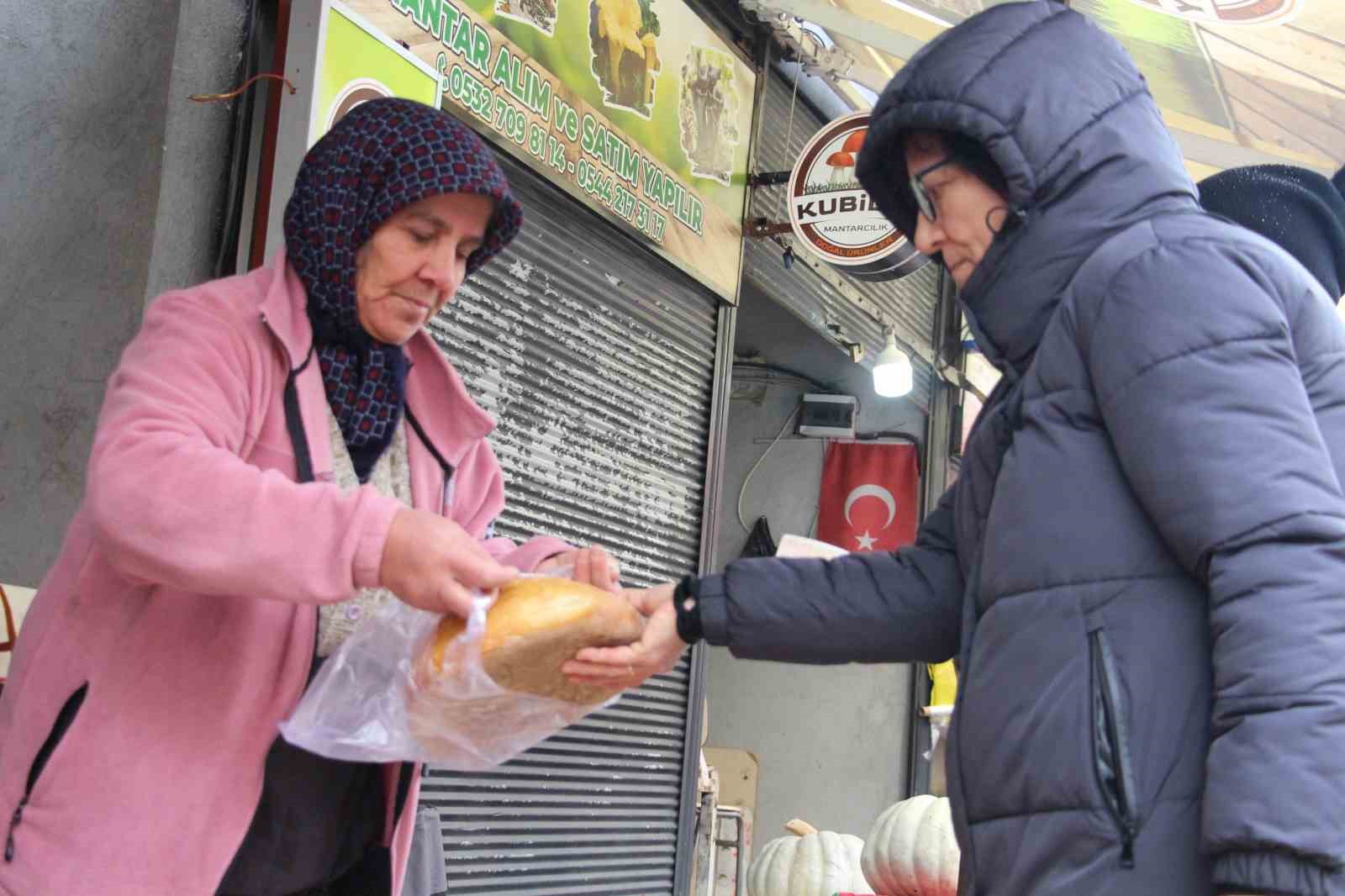 Soğuk havaya ve yaşına rağmen "Ekmek parası" kazanıyor
