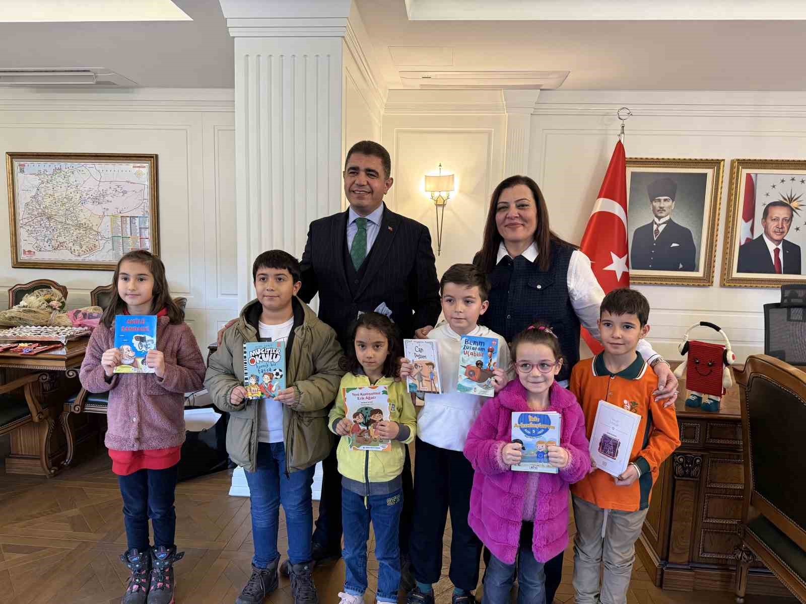 Kitabını okuyan valiliğe koştu