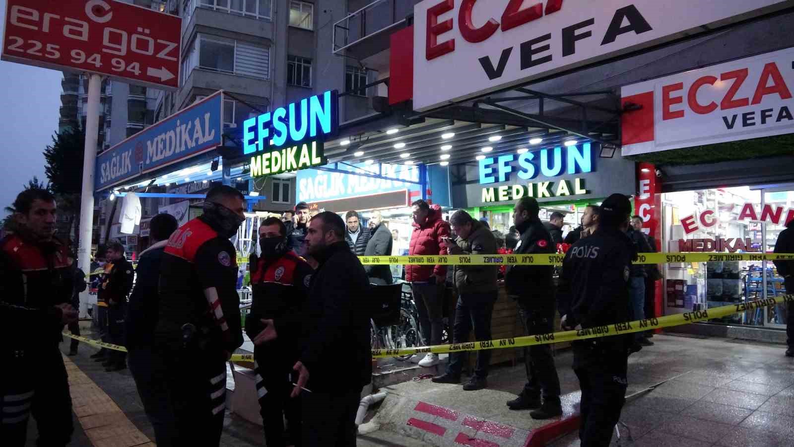 Adana’da sağlık ürünleri satan iş yerine silahlı saldırıda kayınbaba ve 2 damadı öldü