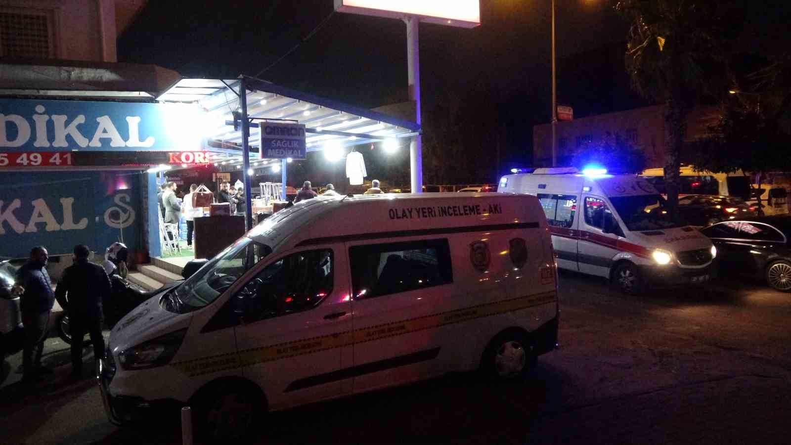 Adana&rsquo;da sağlık &uuml;r&uuml;nleri satan iş yerine silahlı saldırıda kayınbaba ve 2 damadı &ouml;ld&uuml;
