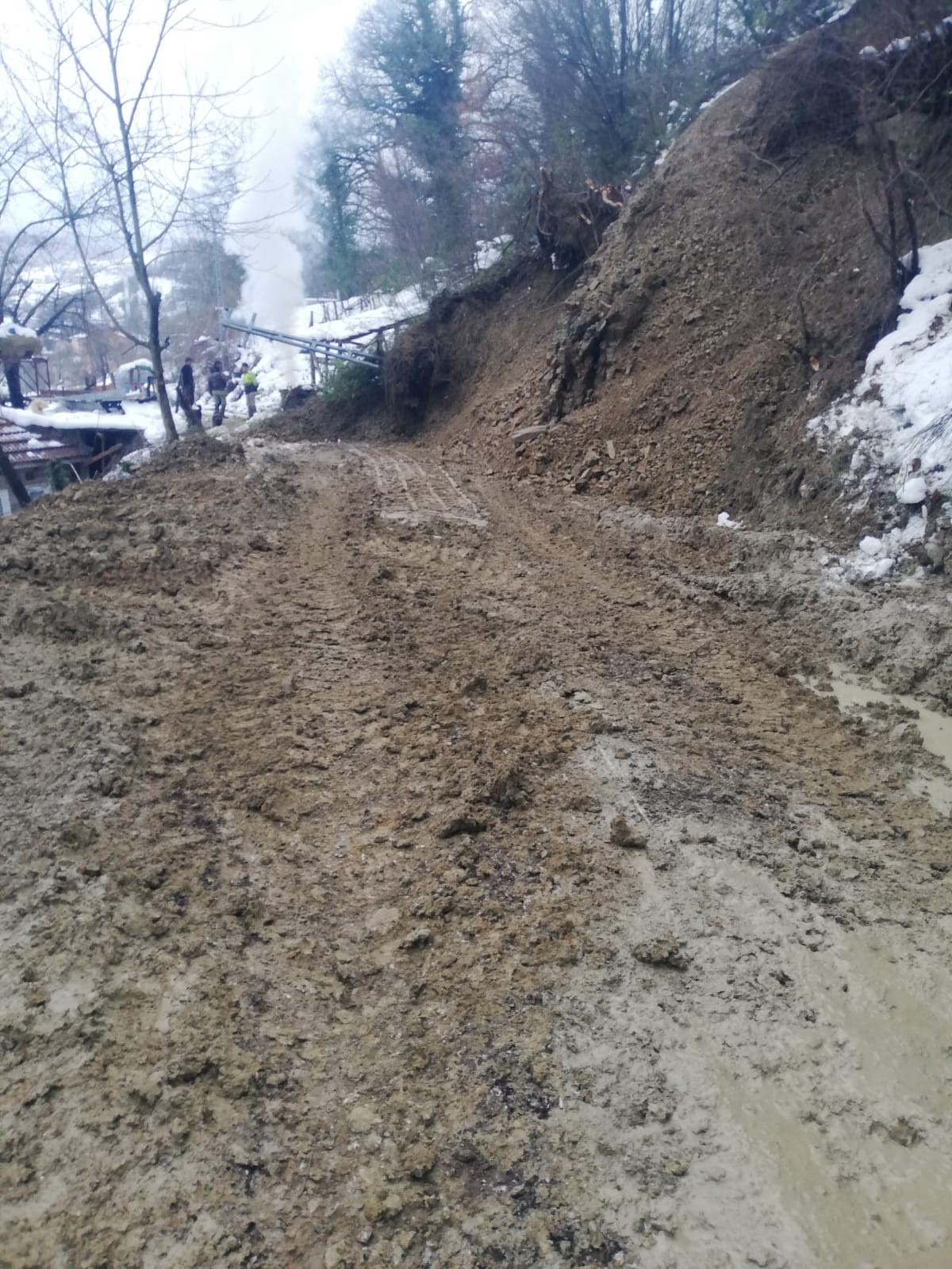 Sinop&rsquo;ta toprak kayması: K&ouml;y yolu ulaşıma kapandı

