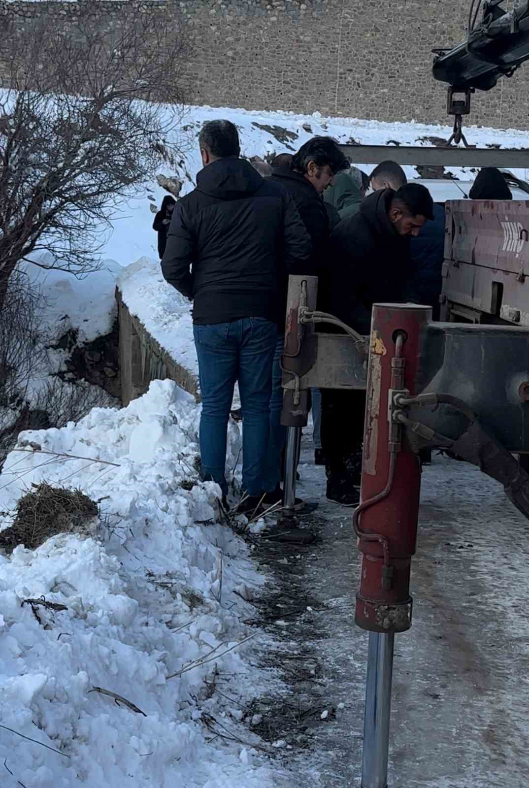 Hakkari&rsquo;de virajı alamayarak yoldan &ccedil;ıkan ara&ccedil; k&ouml;pr&uuml; kenarında asılı kaldı
