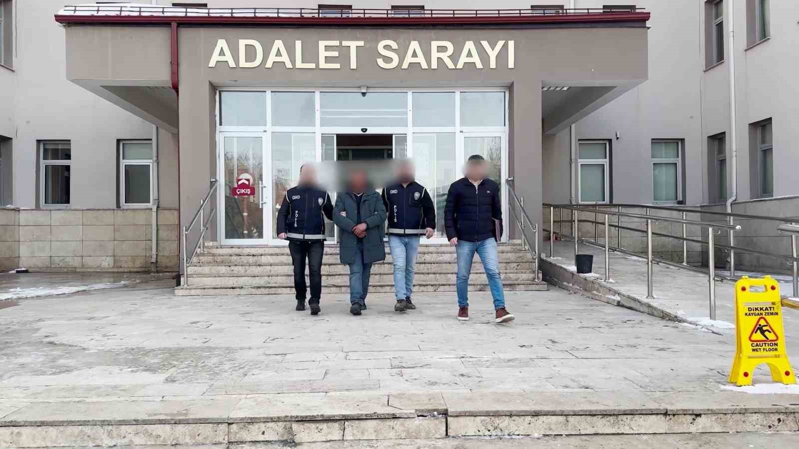 Sivas&rsquo;ta tır dorsesinde 29 ka&ccedil;ak g&ouml;&ccedil;men yakalandı, s&uuml;r&uuml;c&uuml; tutuklandı
