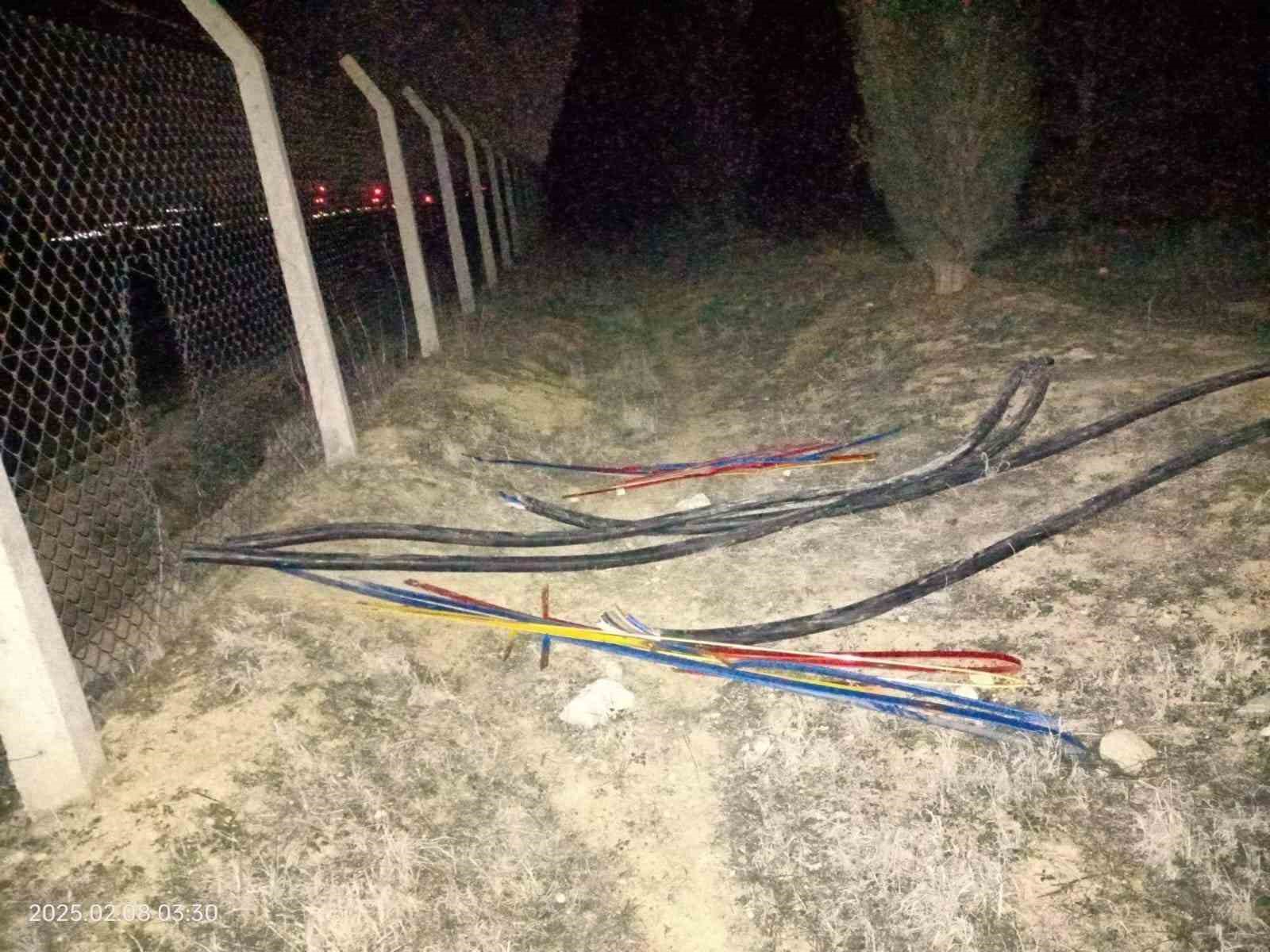 Çaldıkları 1 milyon liralık bakır kablo ile 2 km uzaklıktaki araçlarına giderken suçüstü yakalandılar