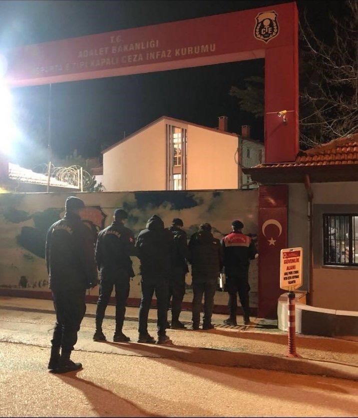 &Ccedil;aldıkları 1 milyon liralık bakır kablo ile 2 km uzaklıktaki ara&ccedil;larına giderken su&ccedil;&uuml;st&uuml; yakalandılar
