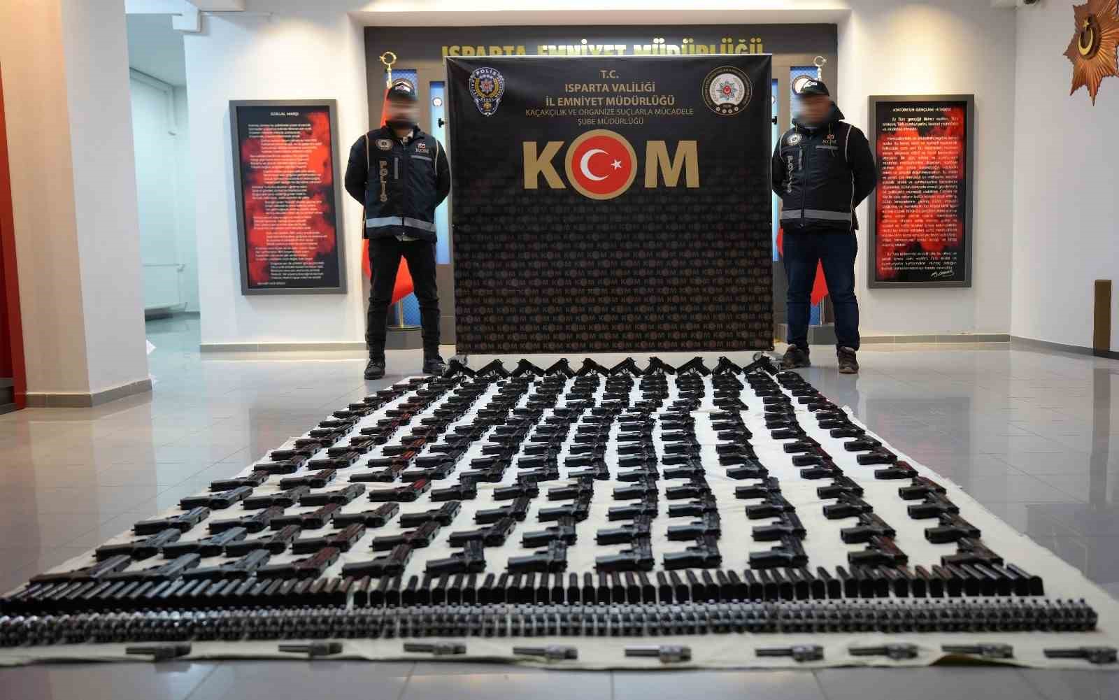 Isparta’da iki araçta yüzlerce ruhsatsız tabanca ele geçirildi