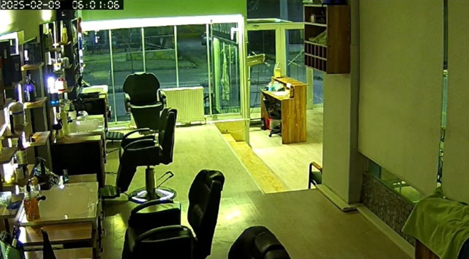 Vandalların camlarını taşla indirdikleri kuaför dükkanında 60 bin liralık zarar