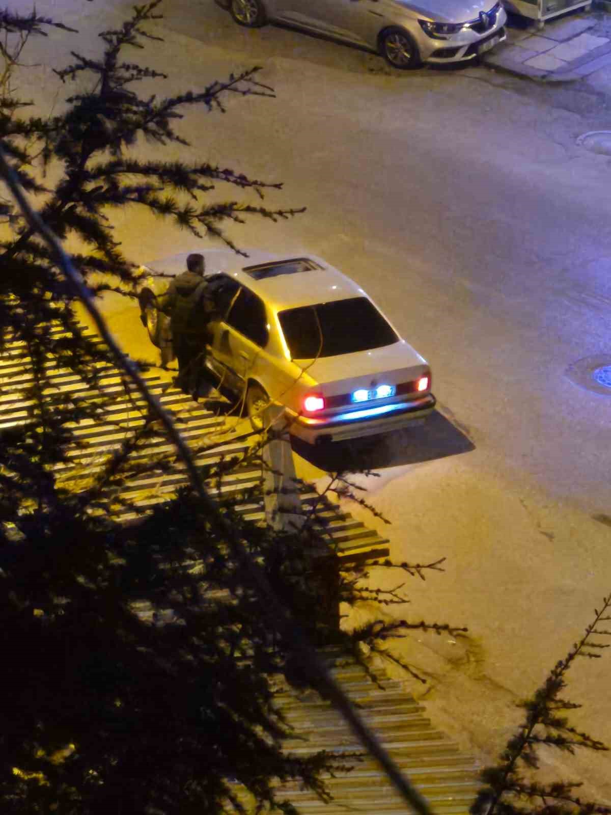 Otomobiliyle drift atan sürücü kendisini uyaran vatandaşlara tehditler savurdu