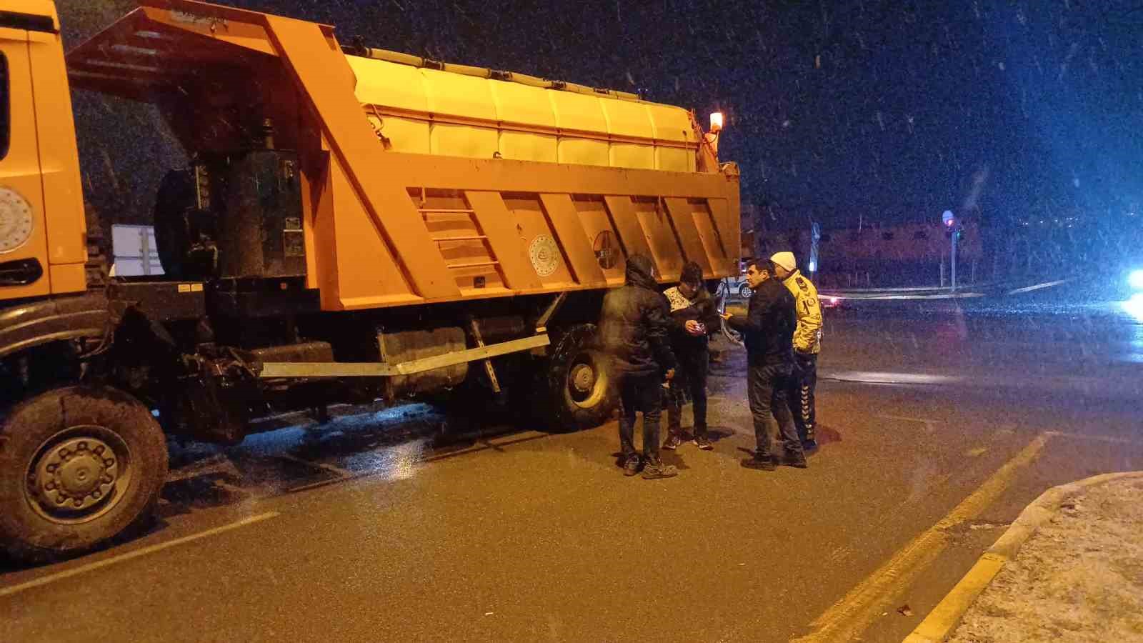 Alkollü sürücünün kullandığı Tofaş otomobil tuzlama aracına çarptı: 1’i ağır 2 yaralı
