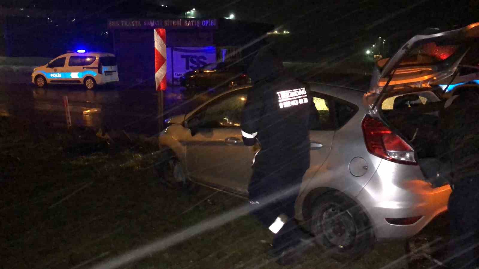 Alkollü sürücünün kullandığı araç tabelaları devirip refüje çıktı