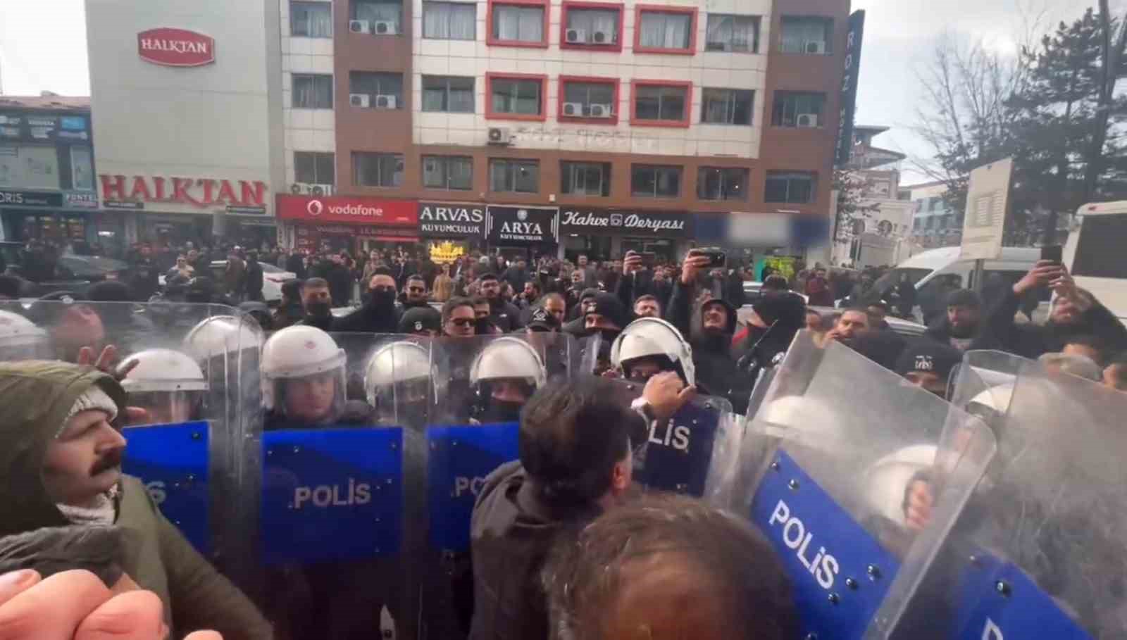 Van&rsquo;da izinsiz y&uuml;r&uuml;y&uuml;şte gerginlik: DEM Partili Mahmut Dindar polis kalkanını kırdı
