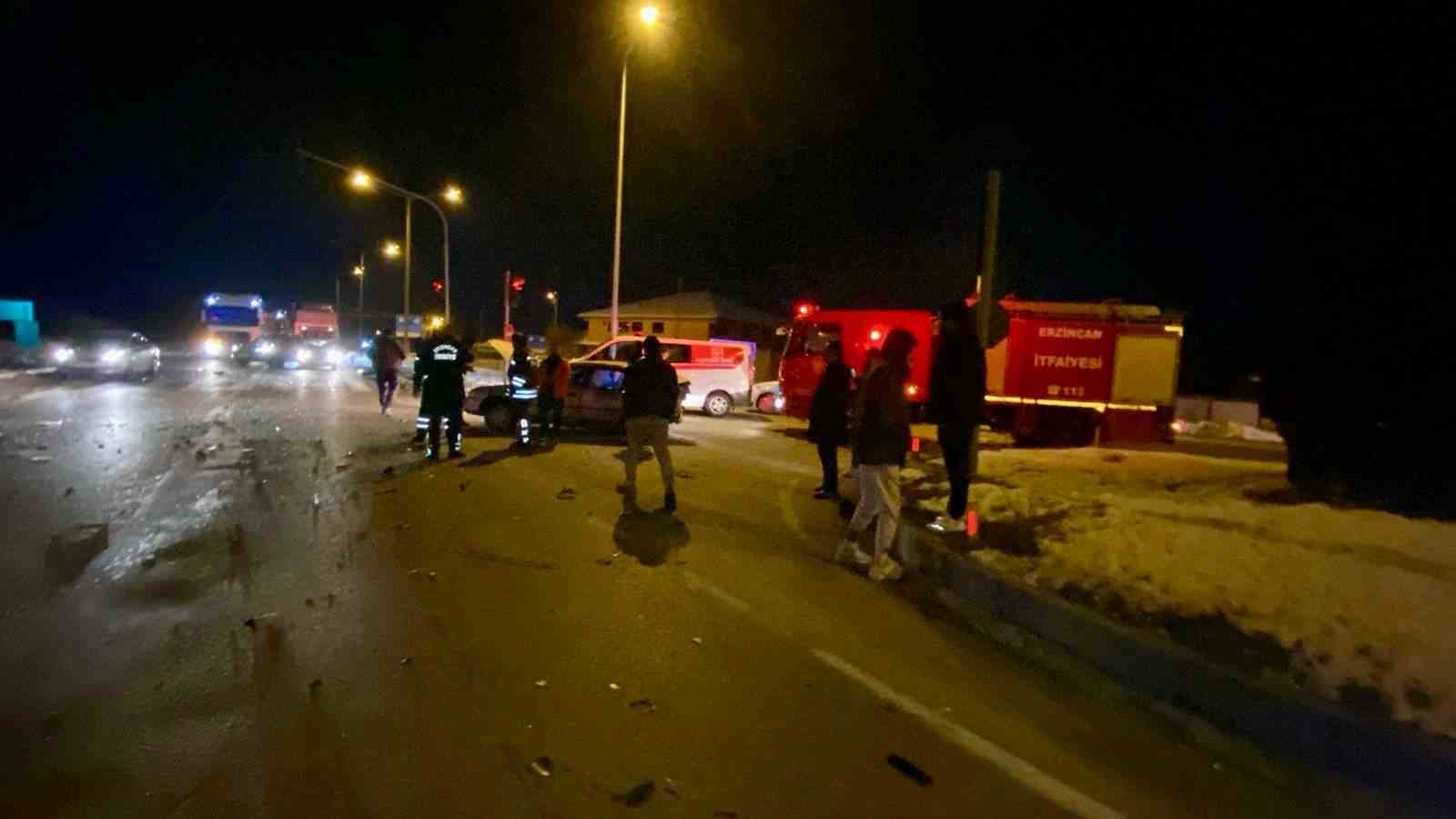 Sinyalizasyon ışıklarında bekleyen iki otomobile arkadan gelen otomobil &ccedil;arptı: 3 yaralı
